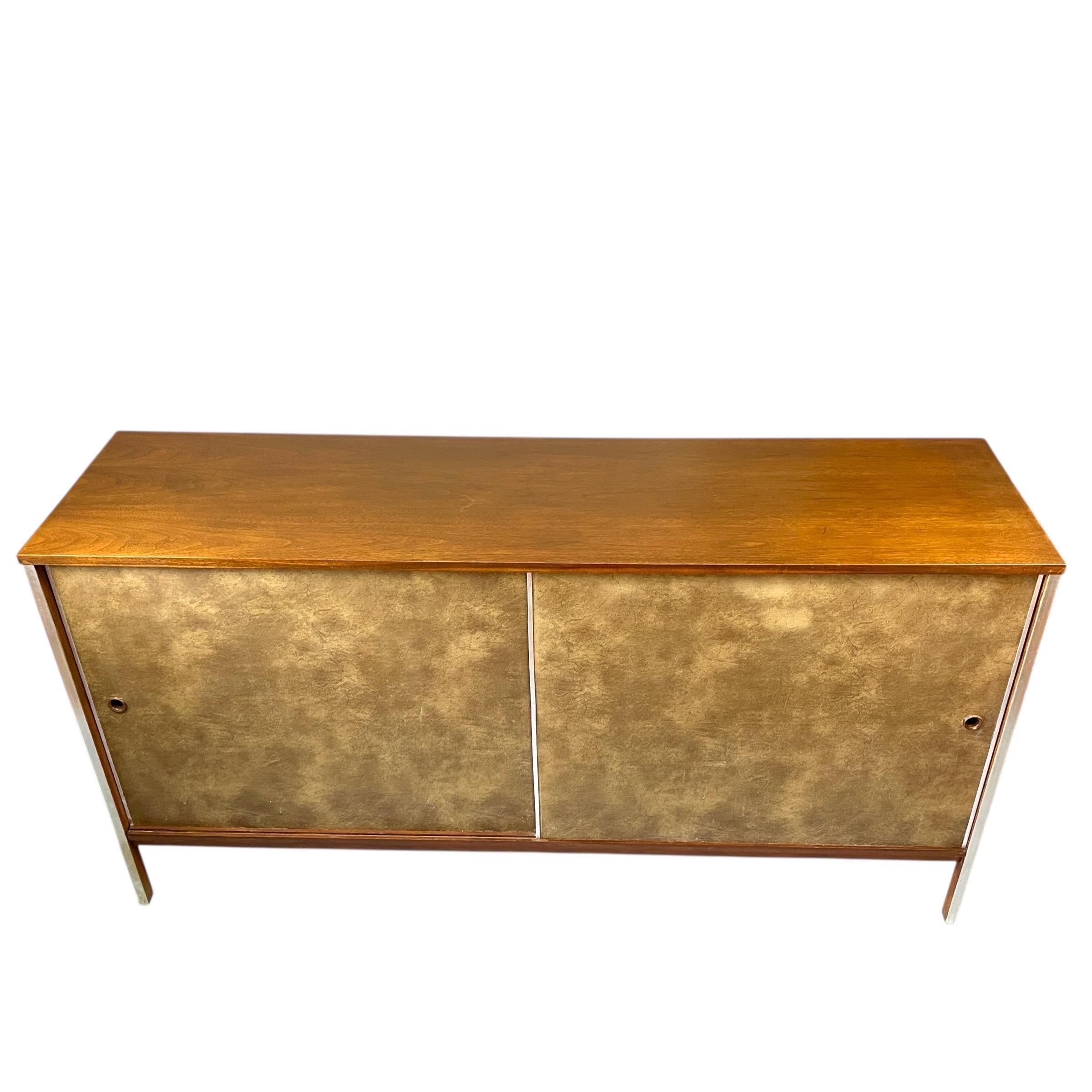Paul McCobb per Calvin Linear Credenza in noce del metà del secolo scorso con convitto In condizioni buone in vendita a Esperance, NY