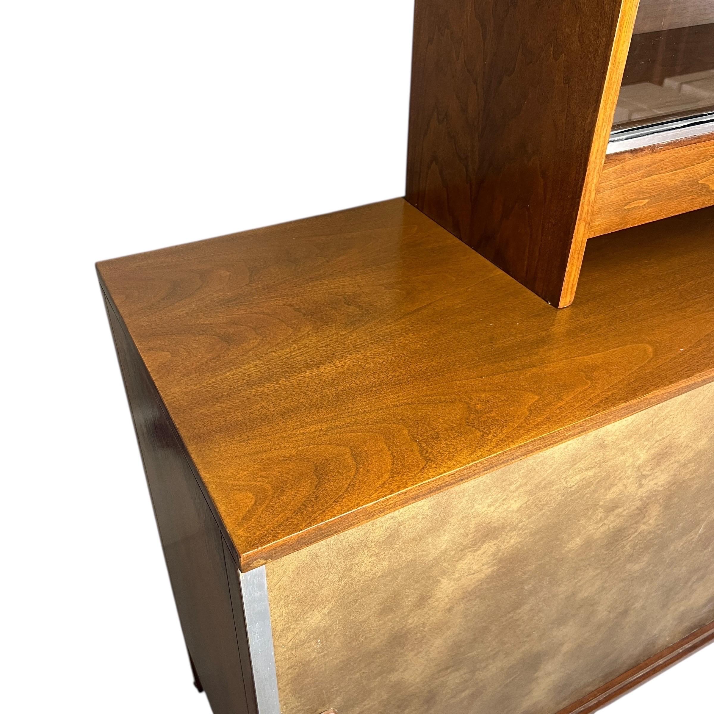 Metà XX secolo Paul McCobb per Calvin Linear Credenza in noce del metà del secolo scorso con convitto in vendita