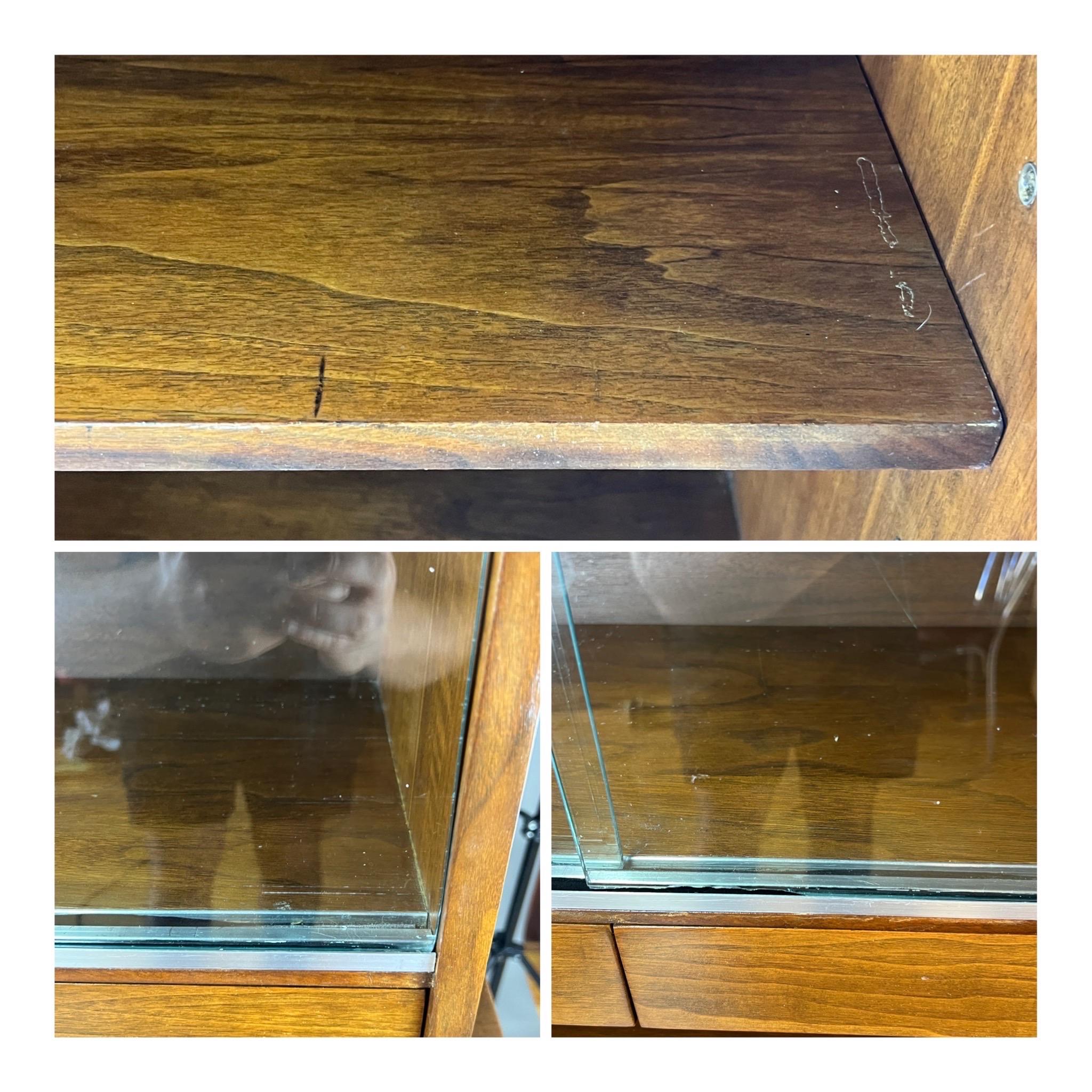 Noce Paul McCobb per Calvin Linear Credenza in noce del metà del secolo scorso con convitto in vendita