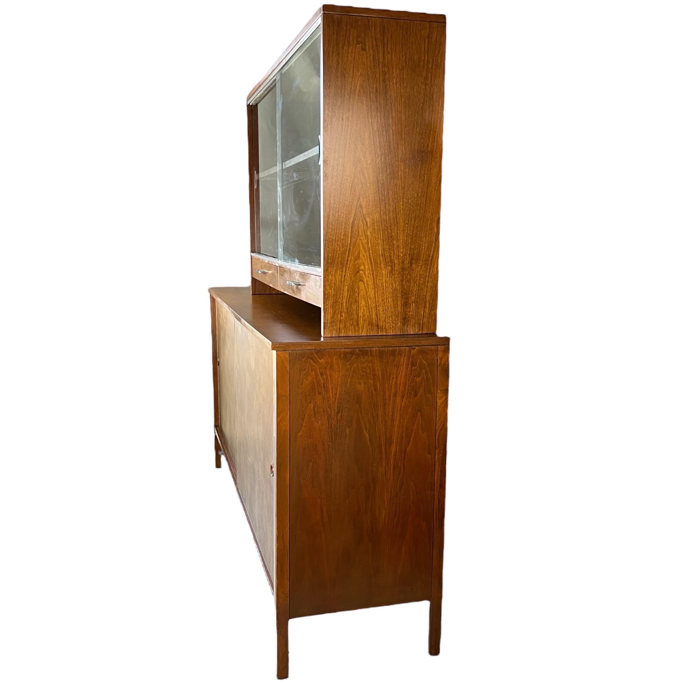 Paul McCobb per Calvin Linear Credenza in noce del metà del secolo scorso con convitto in vendita 1