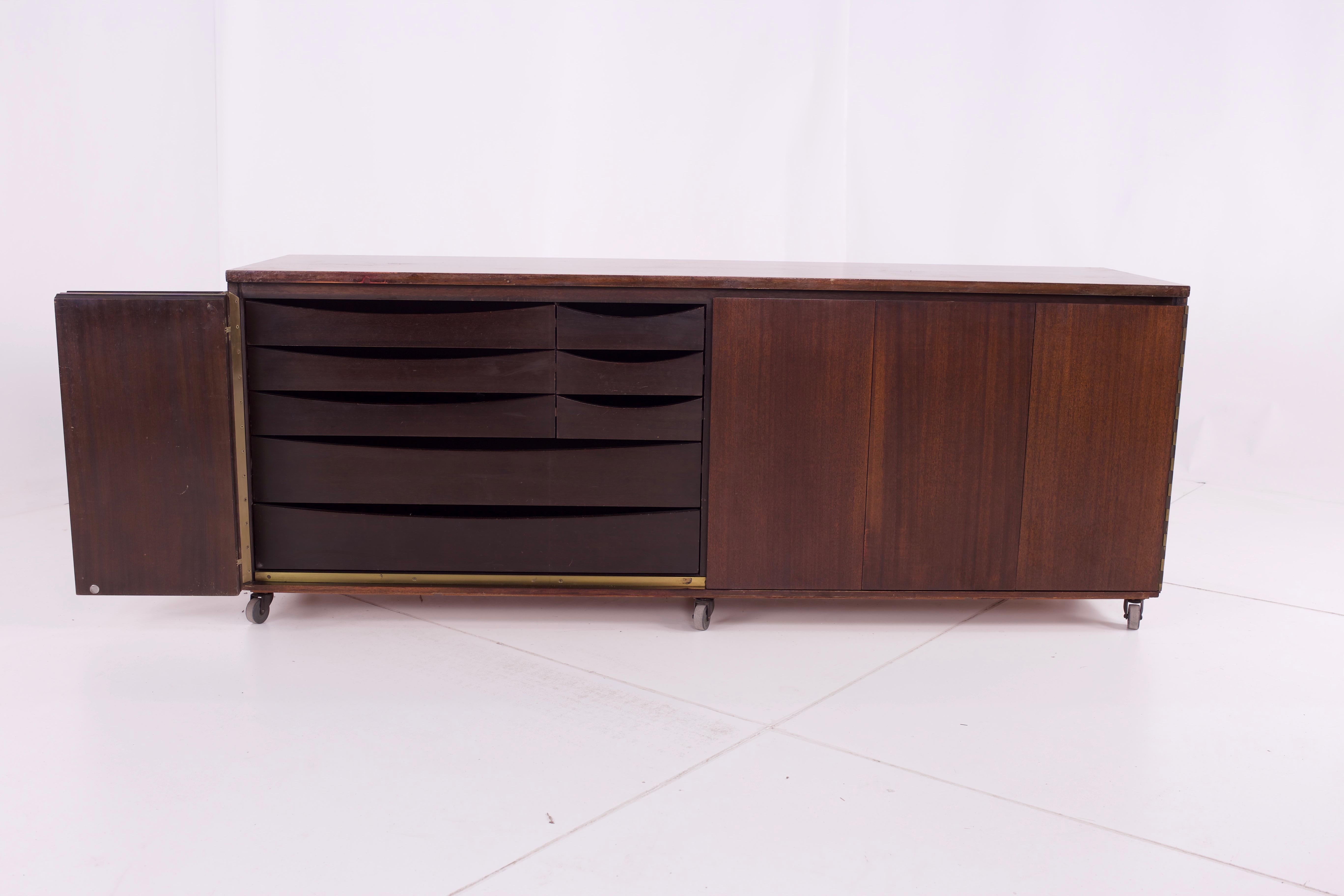 Paul McCobb for Calvin Mid Century 16-Drawer Mahogany and Brass Sideboard Buffet For Sale 7