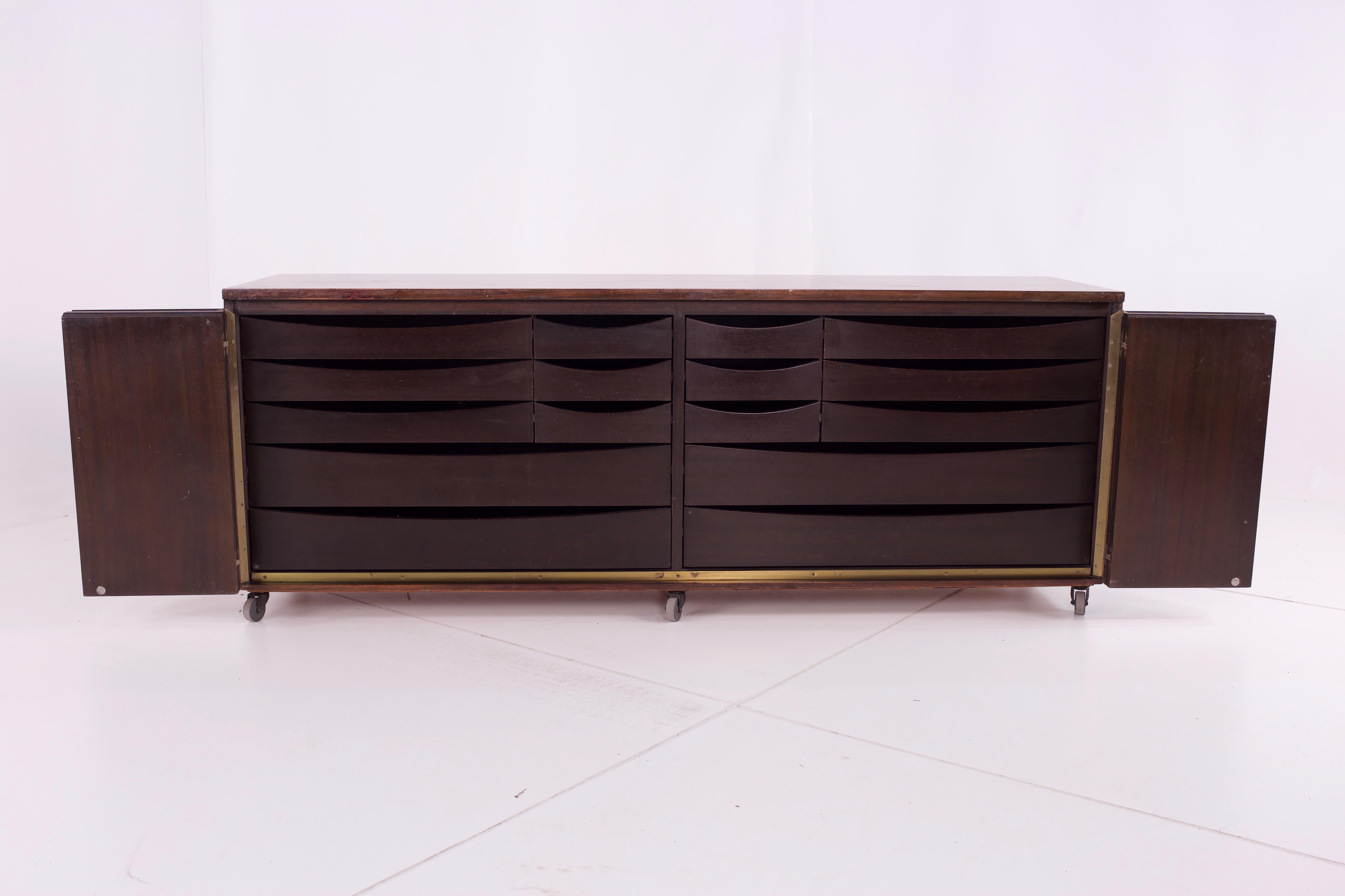 Mid-Century Modern Buffet d'appoint à 16 tiroirs en acajou et laiton de Paul McCobb pour Calvin, milieu du siècle dernier en vente