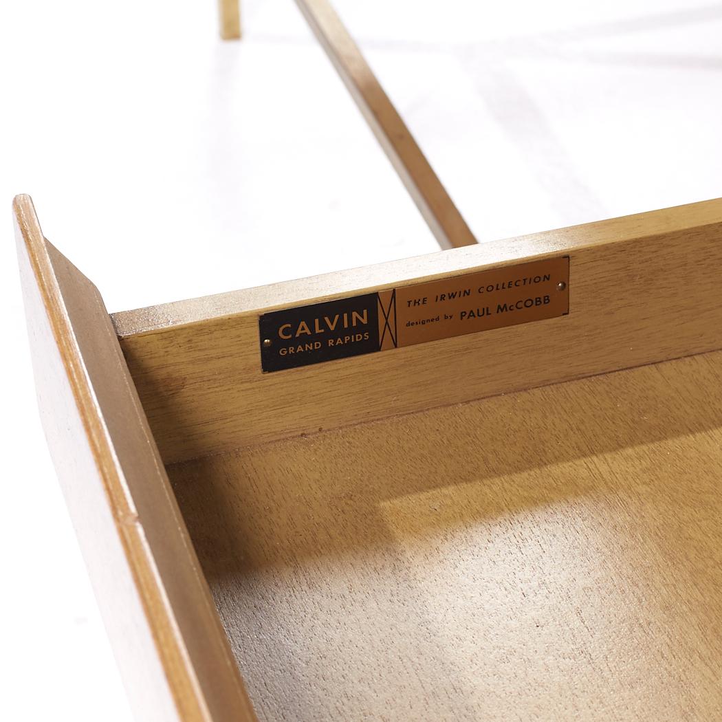 Paul McCobb pour Calvin Table basse du milieu du siècle en acajou blanchi et laiton en vente 2
