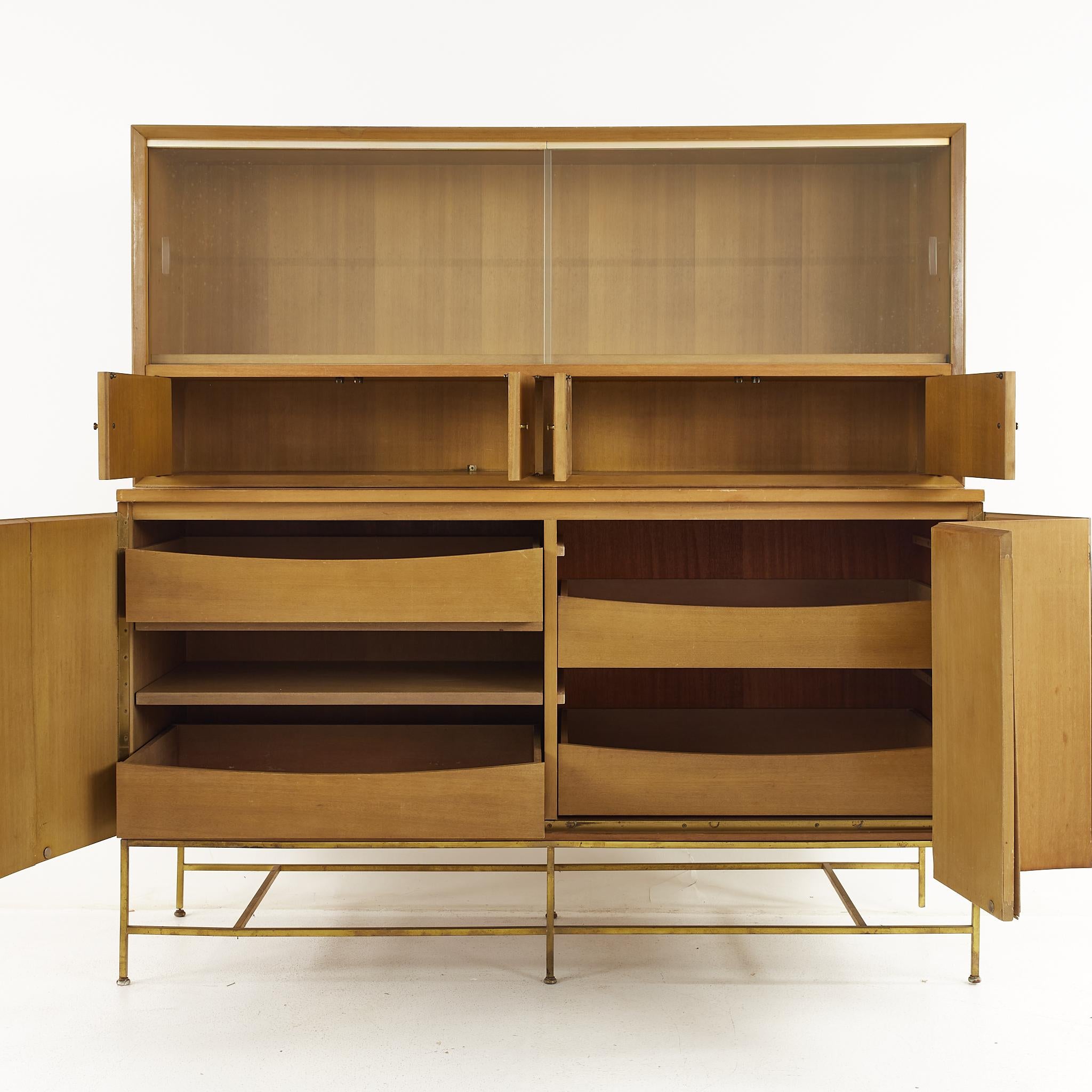 Paul McCobb für Calvin Mid Century Anrichte mit Messingfuß und Hutch (amerikanisch) im Angebot