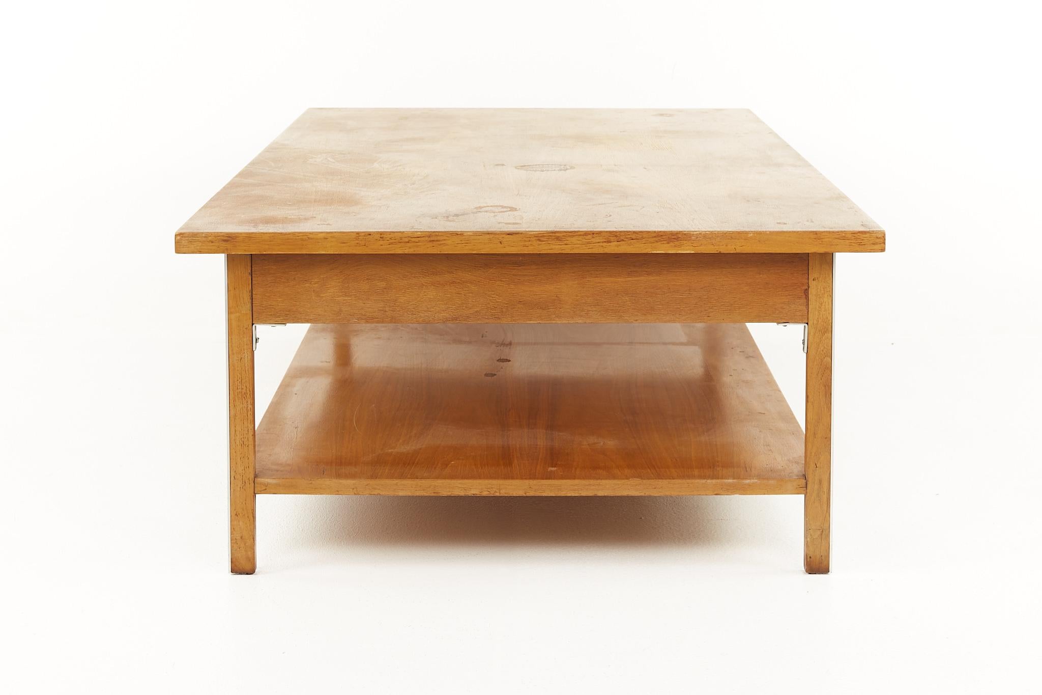 Paul Mccobb pour Calvin - Grande table basse en noyer du milieu du siècle dernier en vente 1