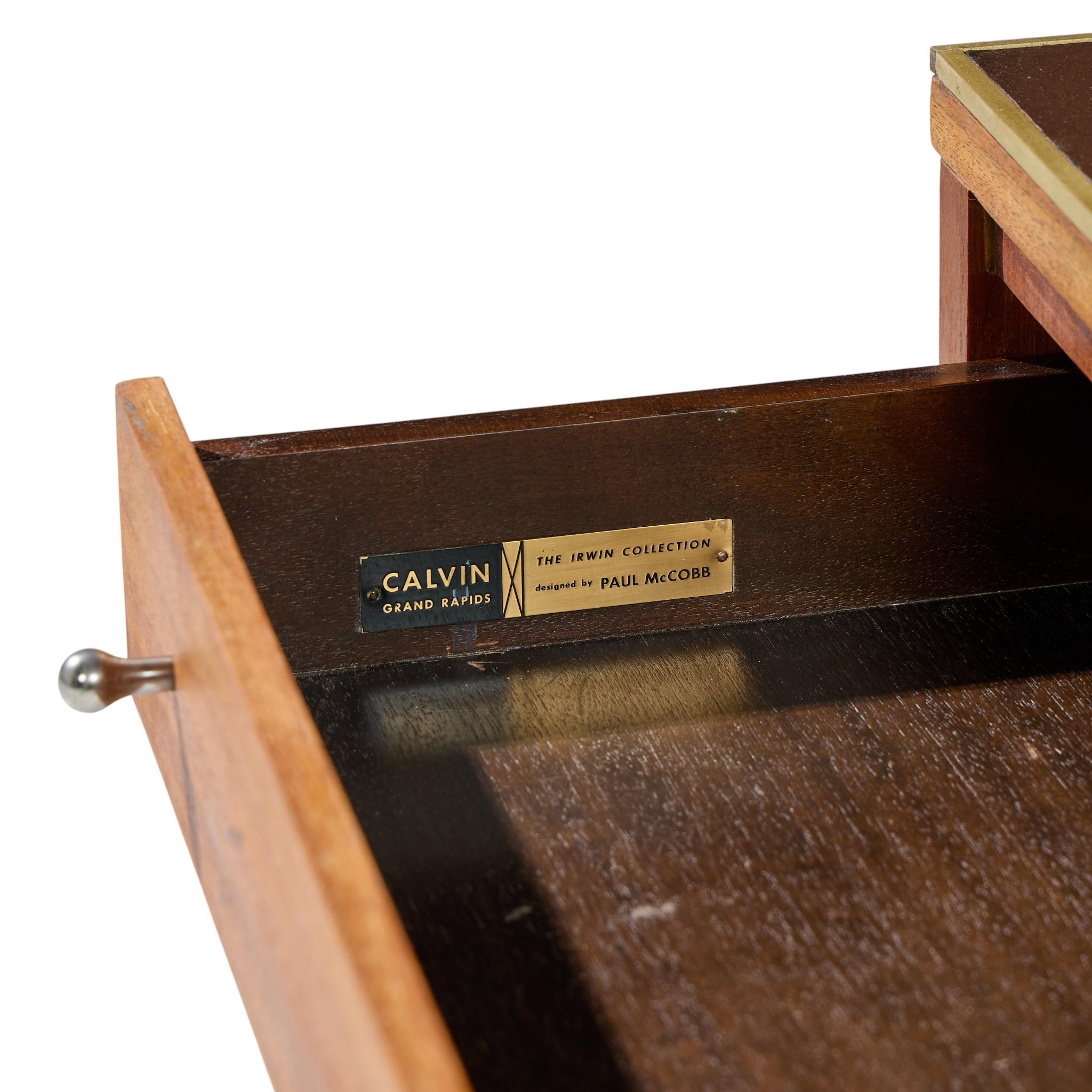 Paul McCobb pour Calvin Table basse du milieu du siècle en cuir, laiton et acajou en vente 3