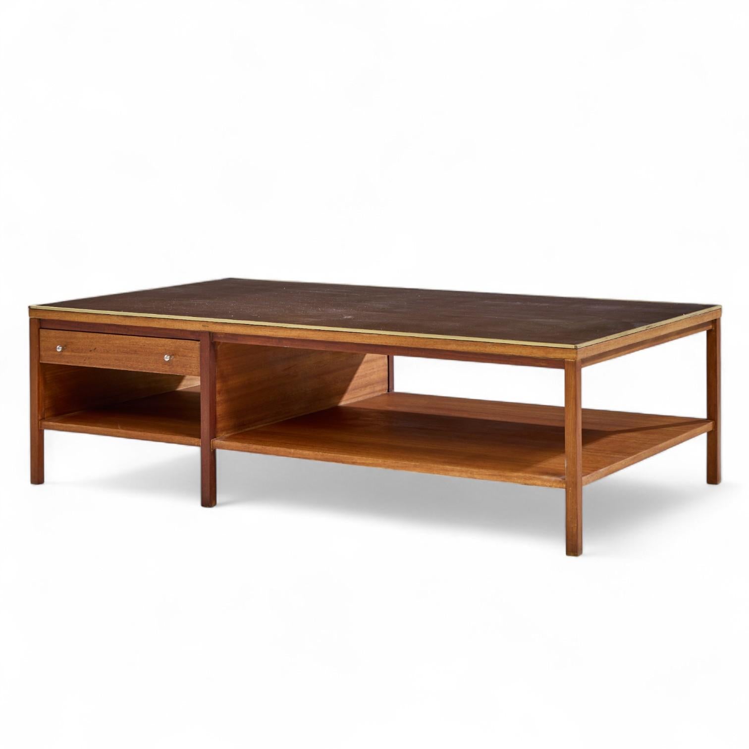 Mid-Century Modern Paul McCobb pour Calvin Table basse du milieu du siècle en cuir, laiton et acajou en vente