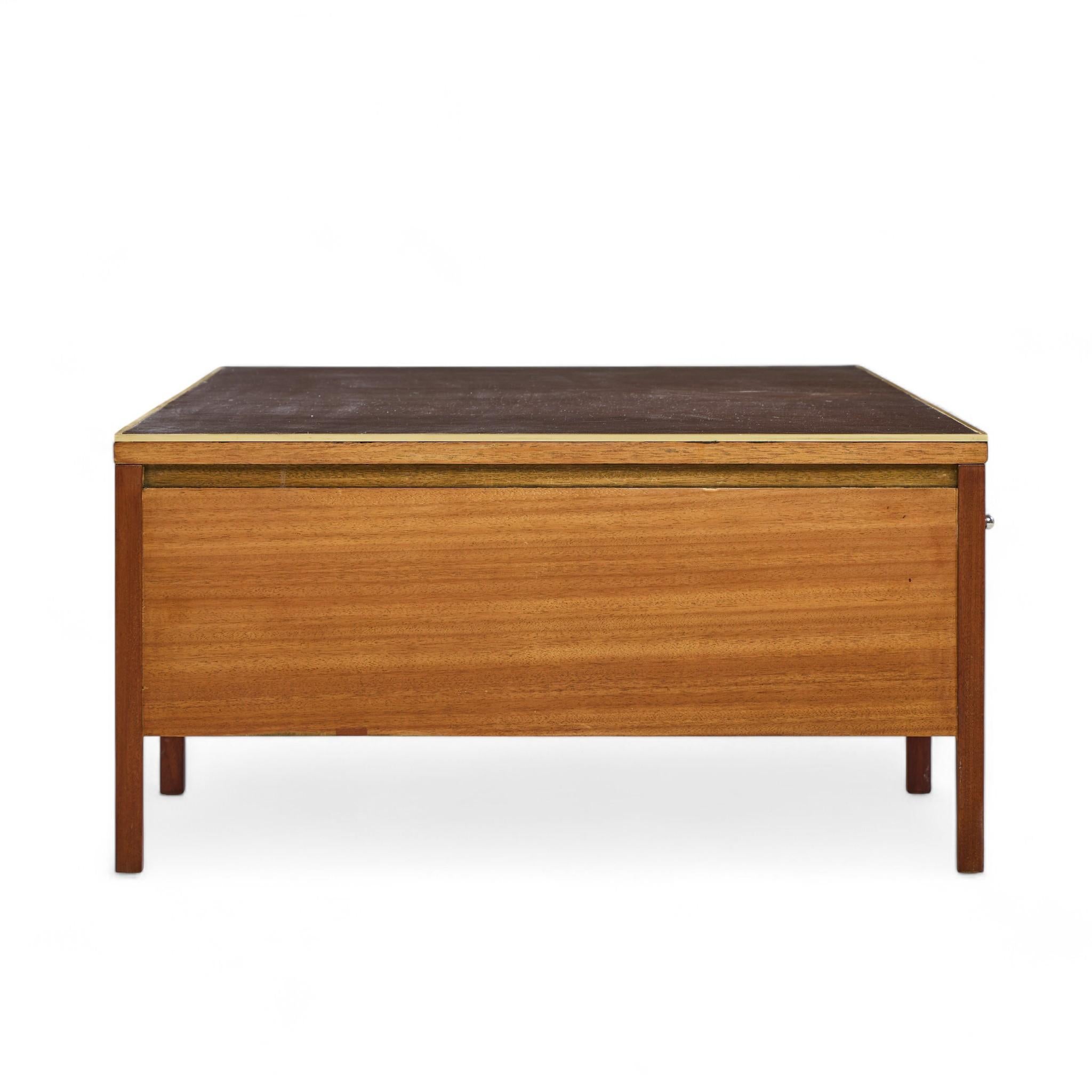 Américain Paul McCobb pour Calvin Table basse du milieu du siècle en cuir, laiton et acajou en vente