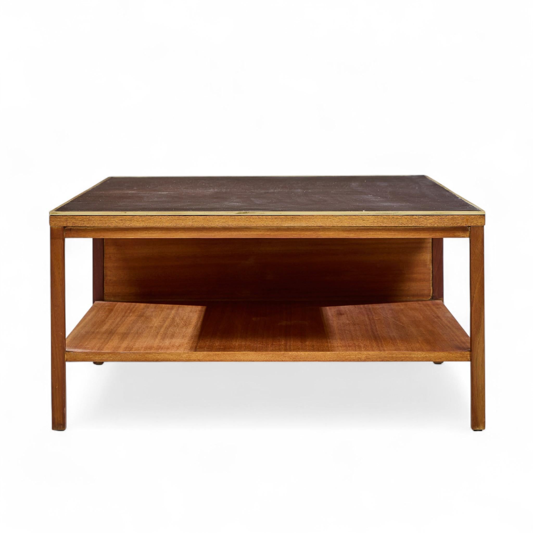 Paul McCobb pour Calvin Table basse du milieu du siècle en cuir, laiton et acajou Bon état - En vente à Franklin Park, IL