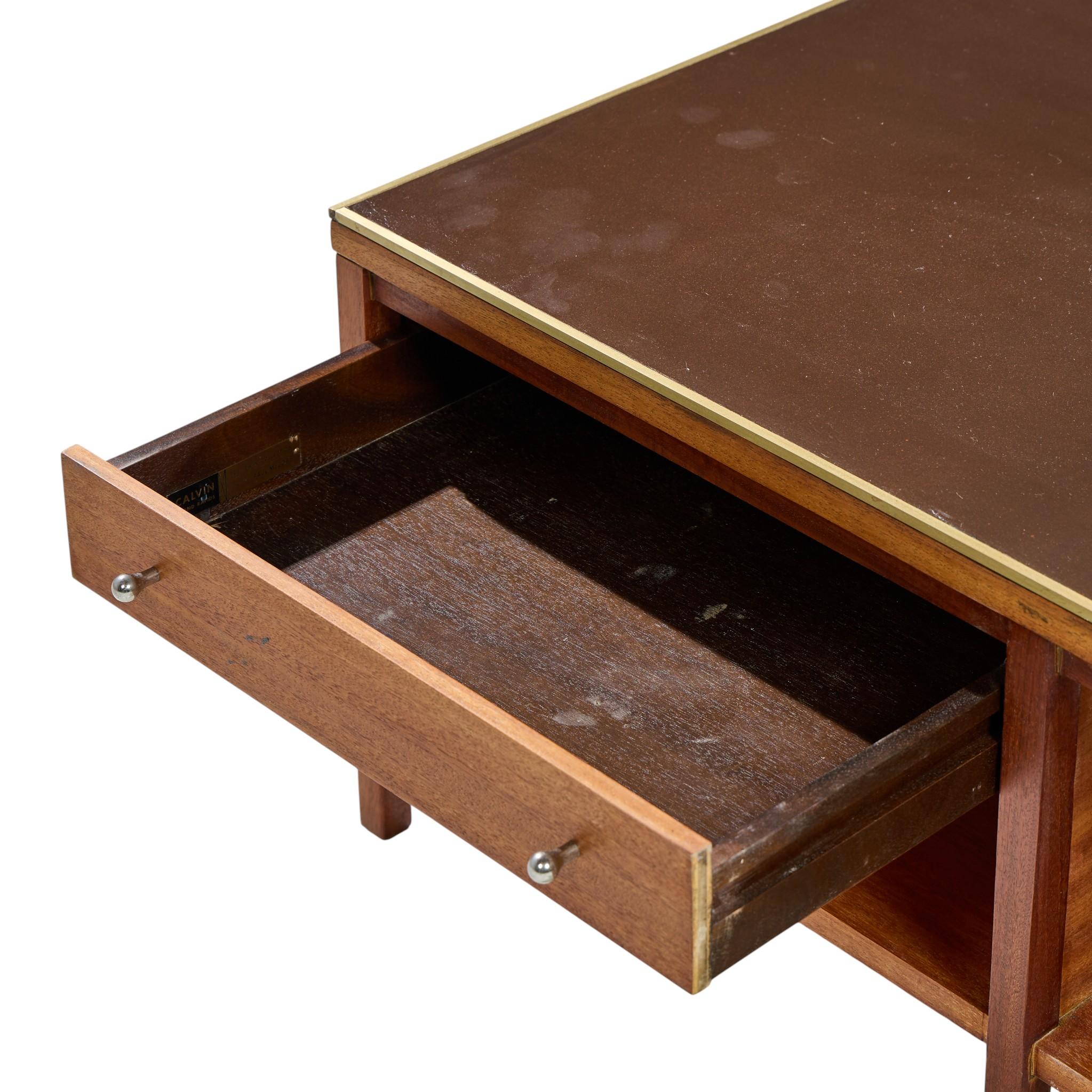 Paul McCobb pour Calvin Table basse du milieu du siècle en cuir, laiton et acajou en vente 1