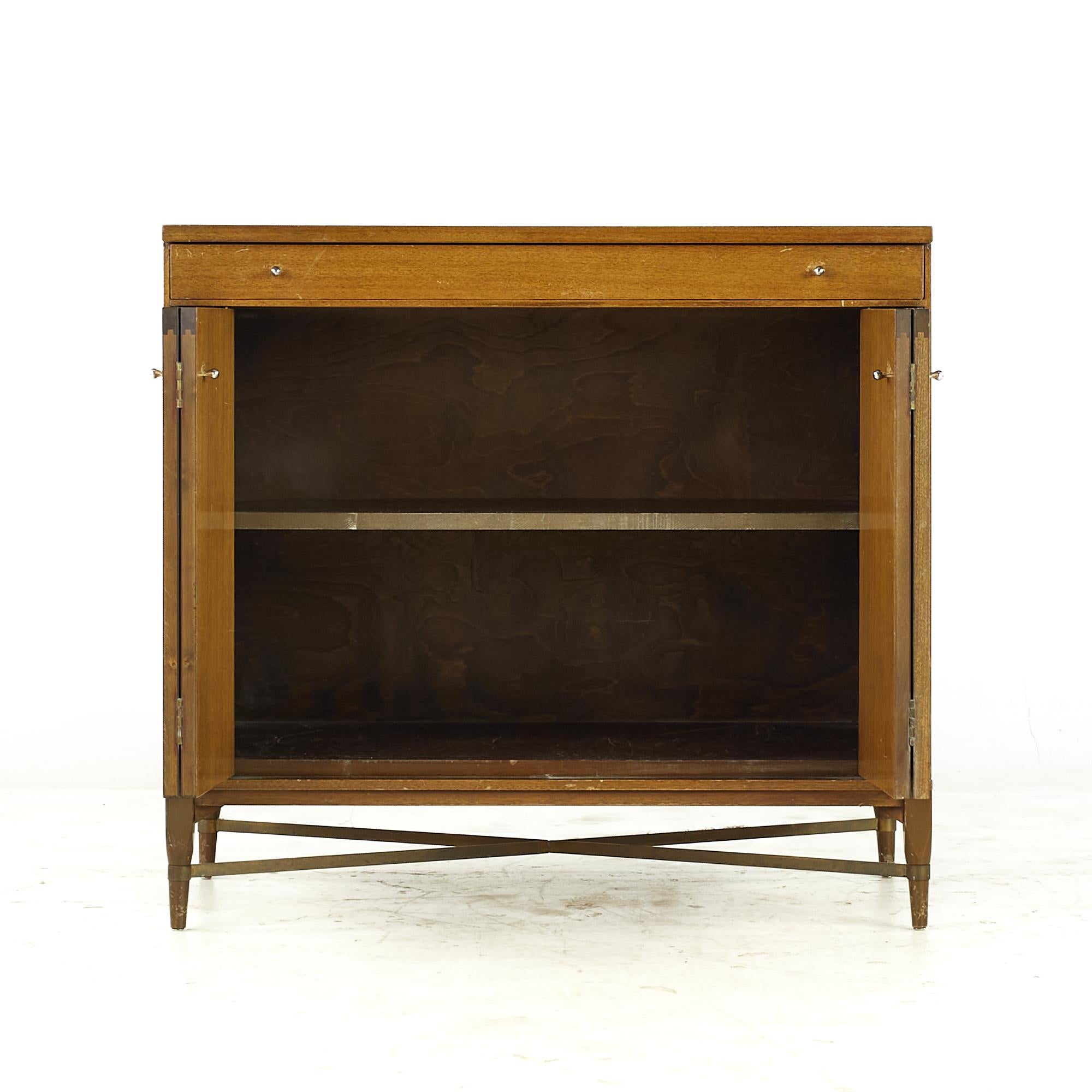 Laiton Paul McCobb for Calvin Mid Century Mahogany and Brass Bar Credenza Cabinet en vente