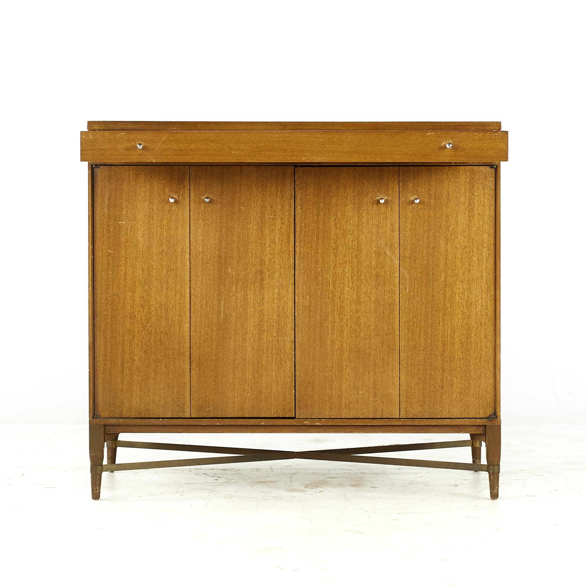 Paul McCobb for Calvin Mid Century Mahogany and Brass Bar Credenza Cabinet en vente 2