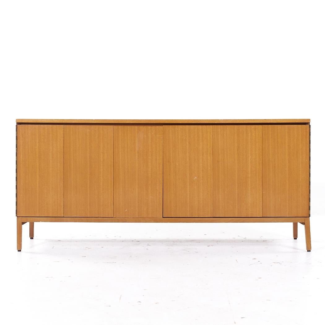 Paul McCobb per Calvin Credenza in mogano del Medioevo

Questa credenza misura: 71,25 larghezza x 19 profondità x 32,25 pollici di altezza

Tutti i mobili possono essere acquistati in quello che noi chiamiamo stato vintage restaurato. Ciò significa