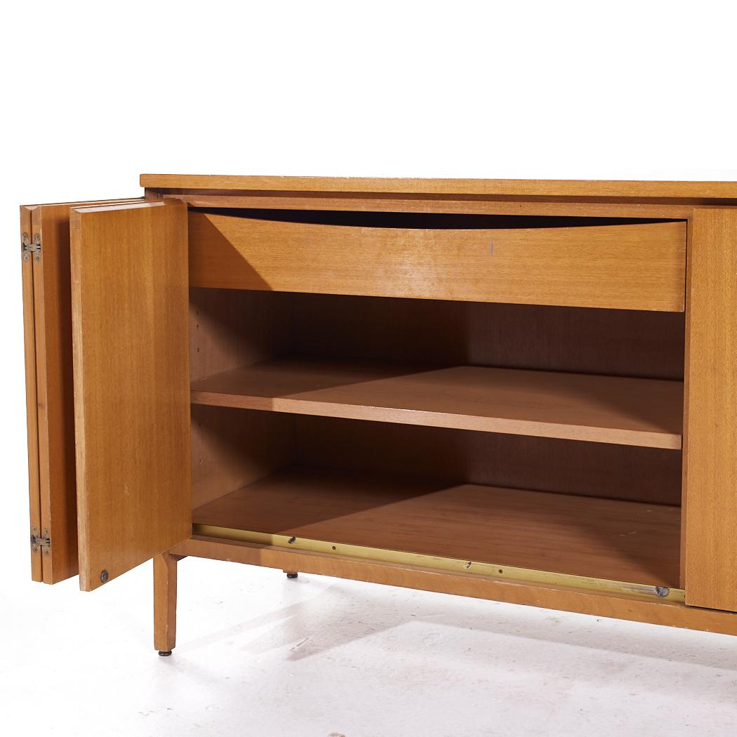 Paul McCobb per Calvin Credenza in mogano del Medioevo in vendita 1