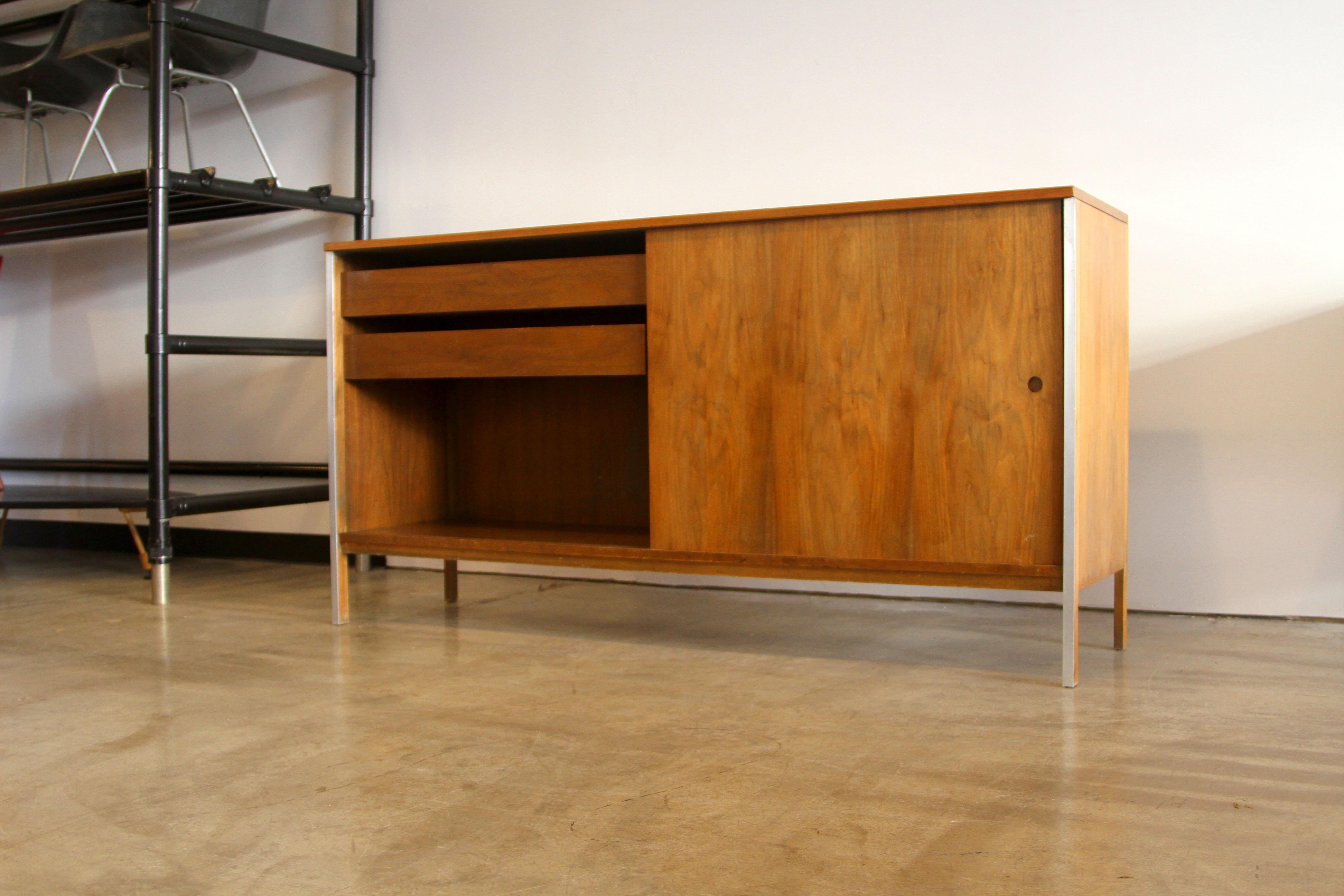 Designer: Paul McCobb
Manufacture: Calivin 
Period/style: Mid-Century Modern 
Country: US 
Date: 1950s.
 
