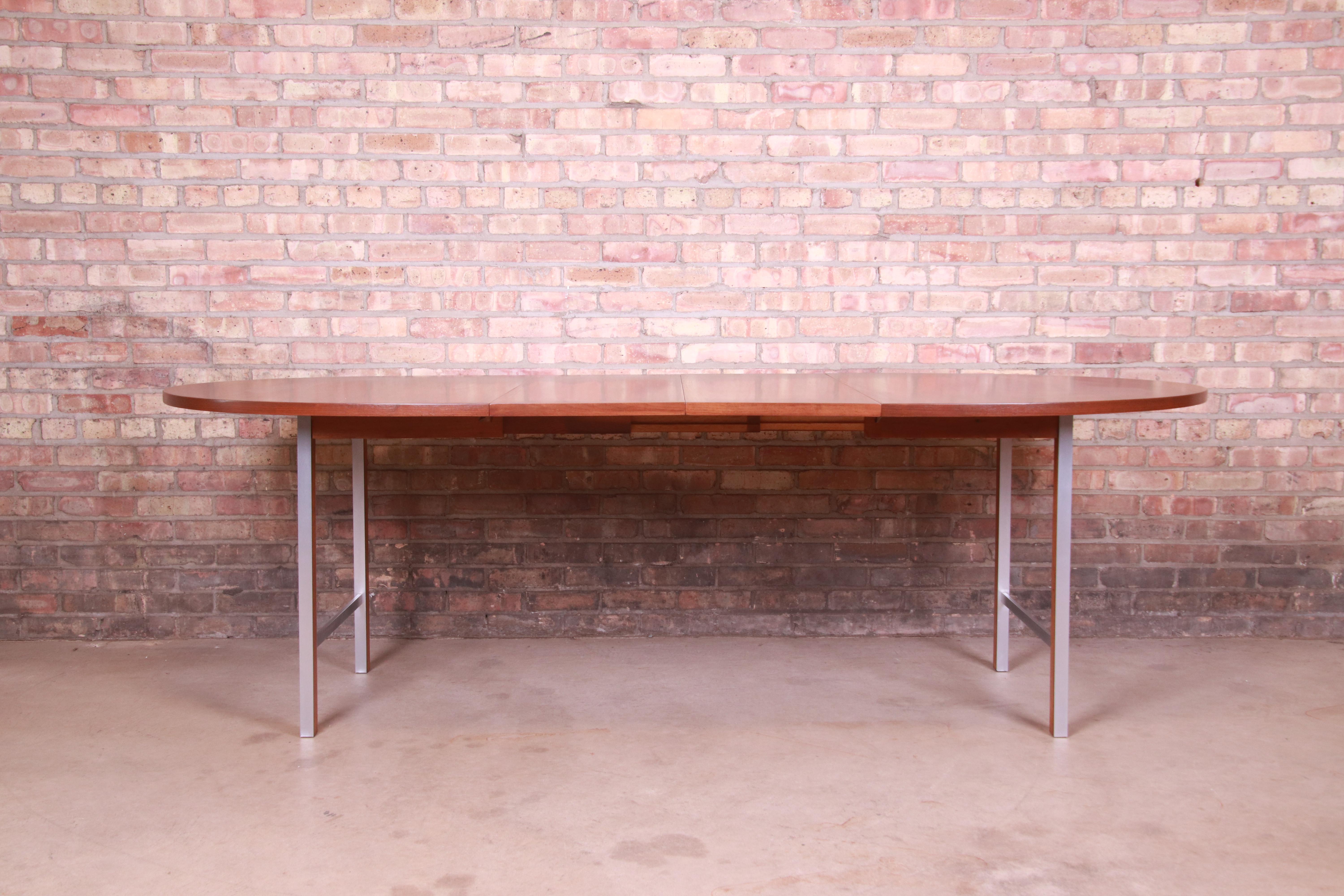 A sleek and stylish Mid-Century Modern extension dining table

By Paul McCobb for Calvin Furniture, 