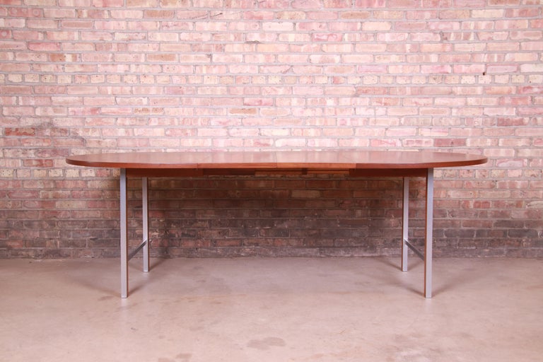 A sleek and stylish Mid-Century Modern extension dining table

By Paul McCobb for Calvin Furniture, 