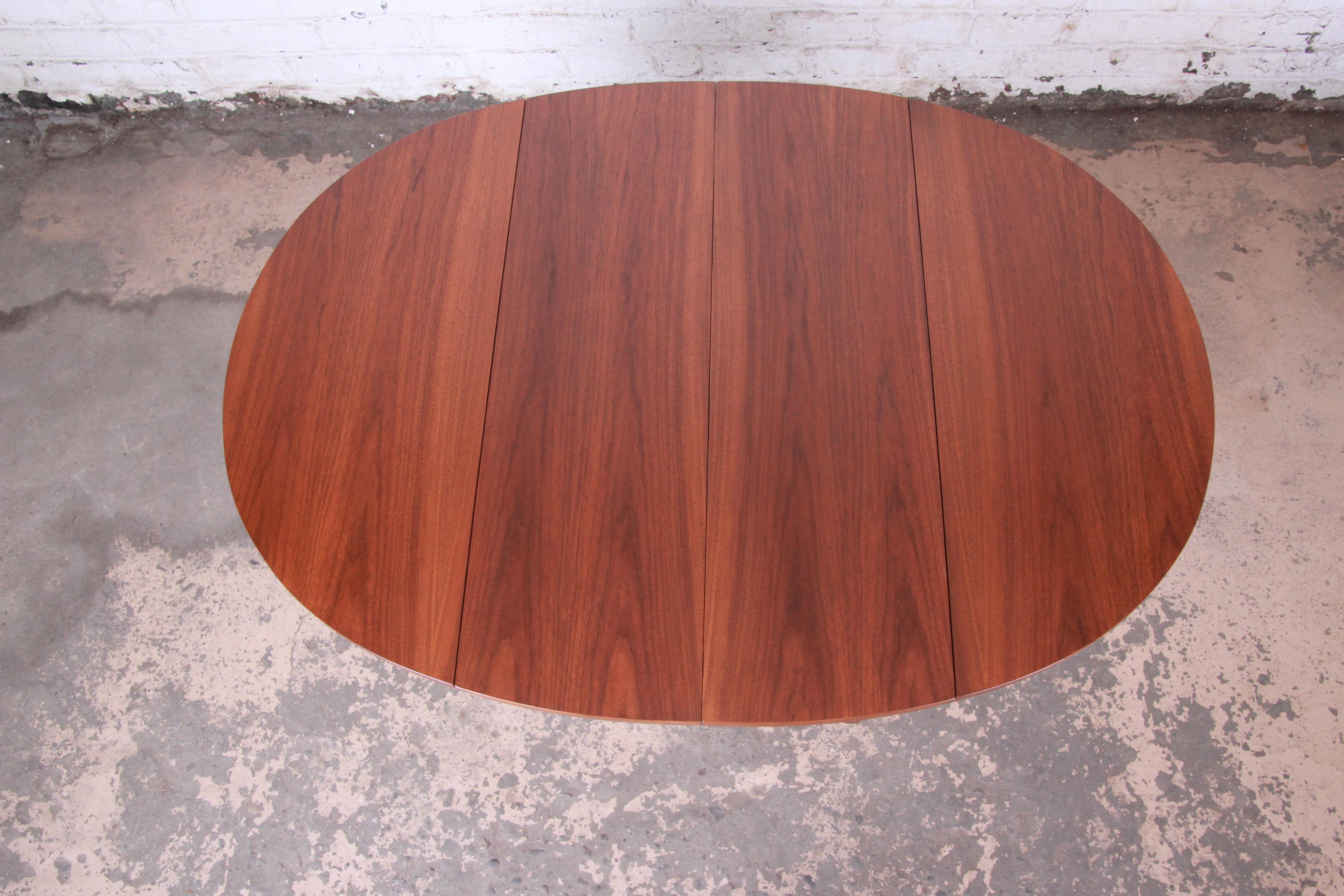 Paul McCobb for Calvin Mid-Century Modern Walnut Dining Table, Newly Restored For Sale 7