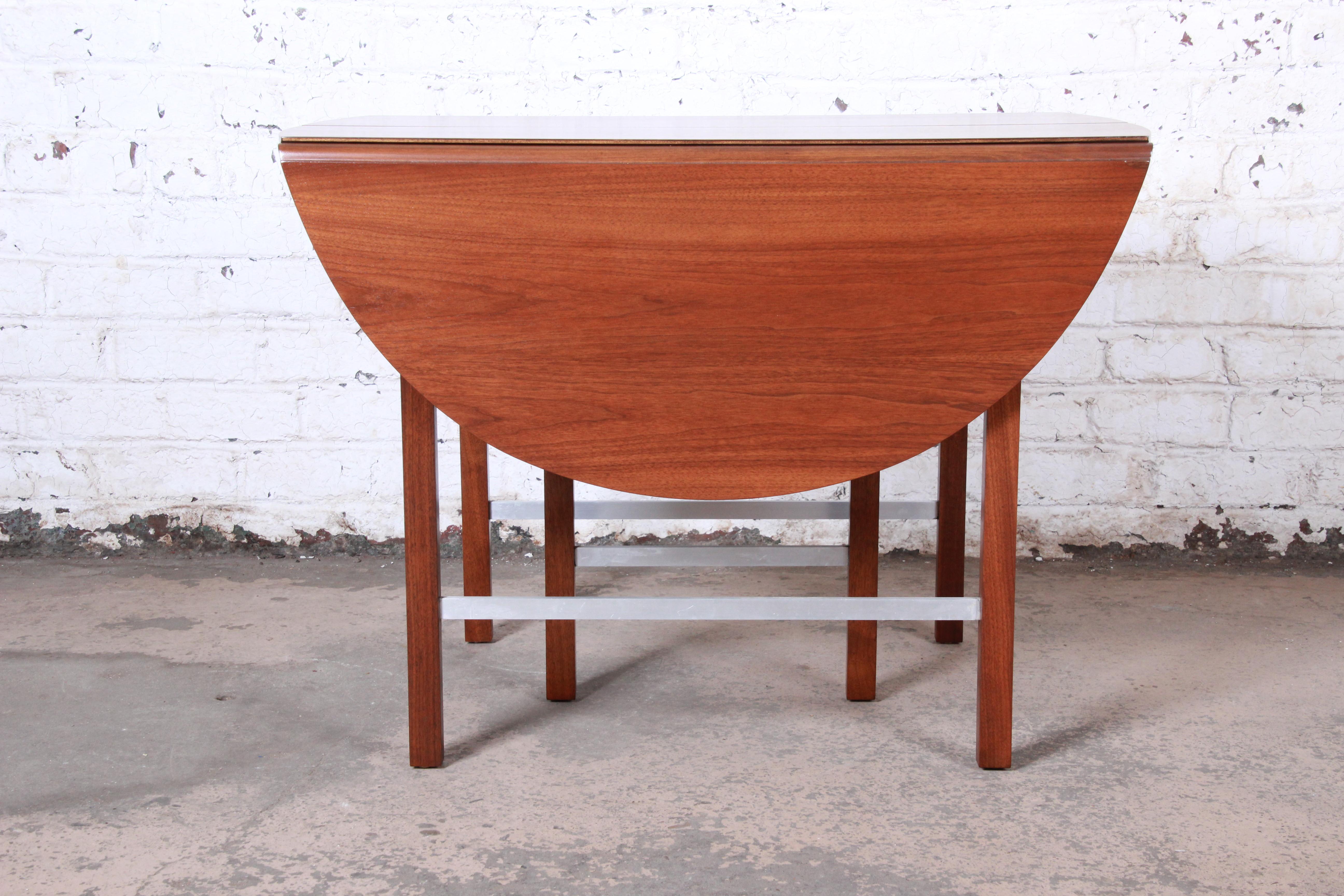 Paul McCobb for Calvin Mid-Century Modern Walnut Dining Table, Newly Restored For Sale 9