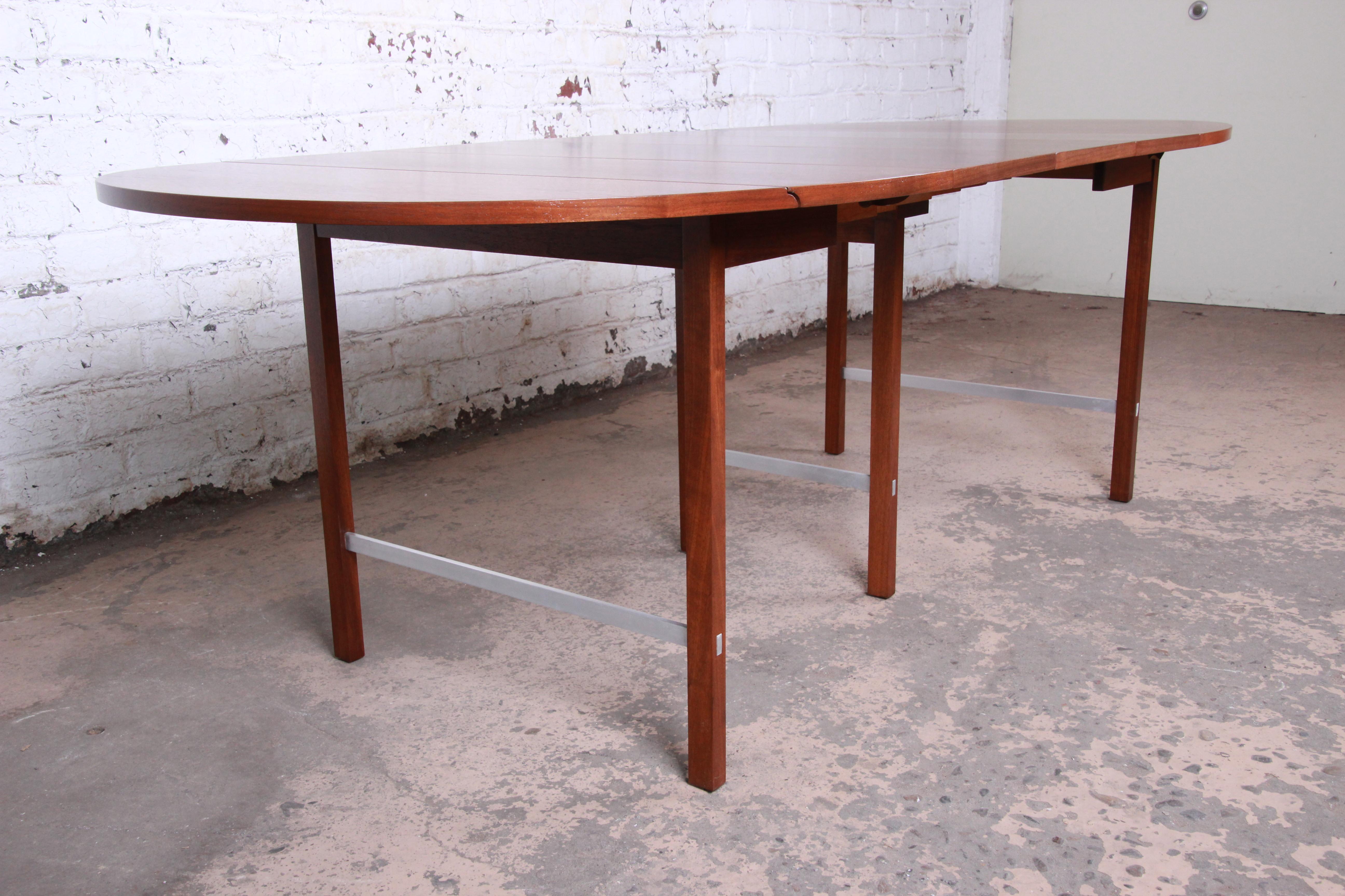 Paul McCobb for Calvin Mid-Century Modern Walnut Dining Table, Newly Restored In Good Condition For Sale In South Bend, IN