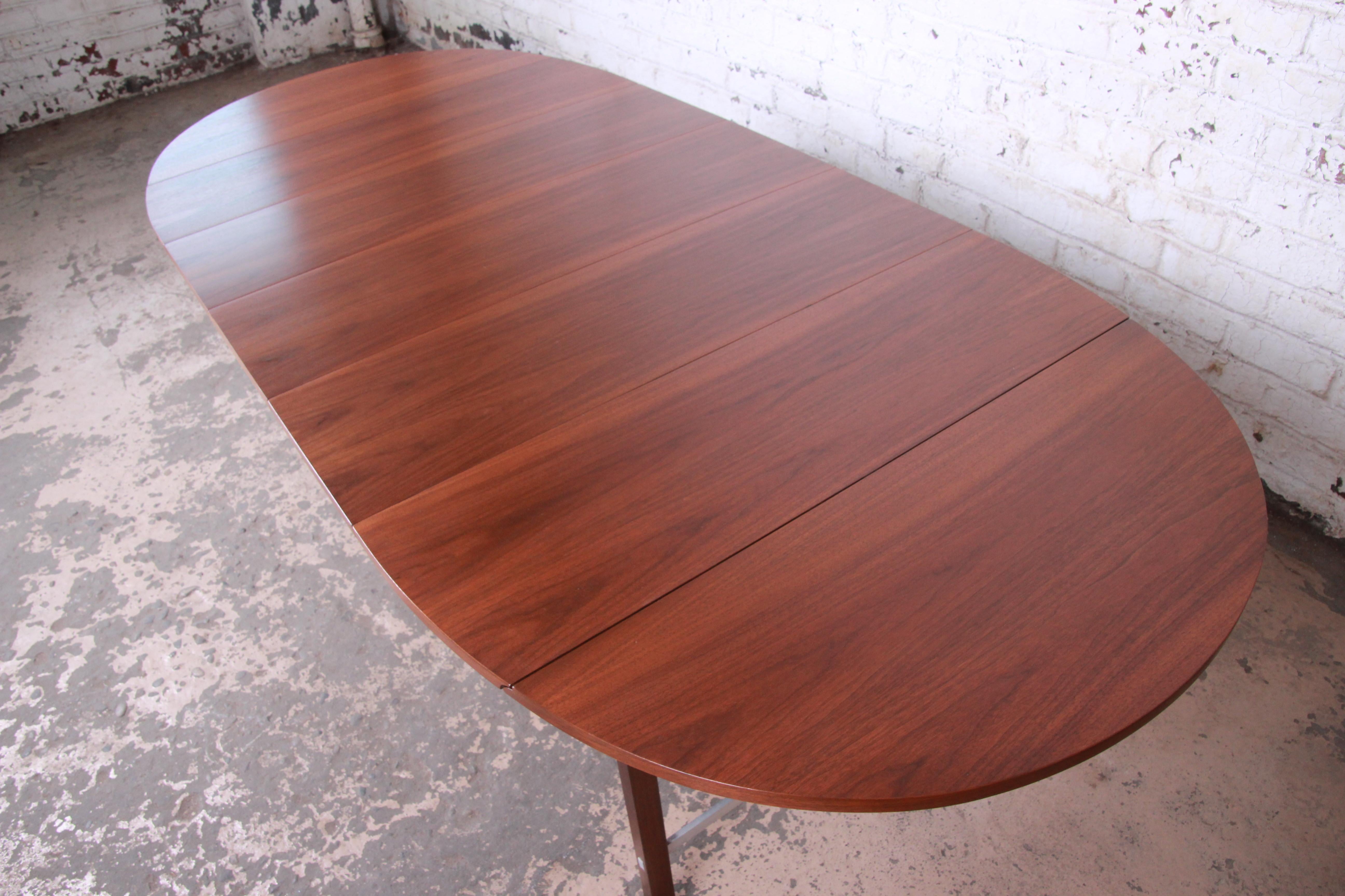 Paul McCobb table de salle à manger moderne mi-siècle en noyer:: nouvellement restaurée pour Calvin en vente 1