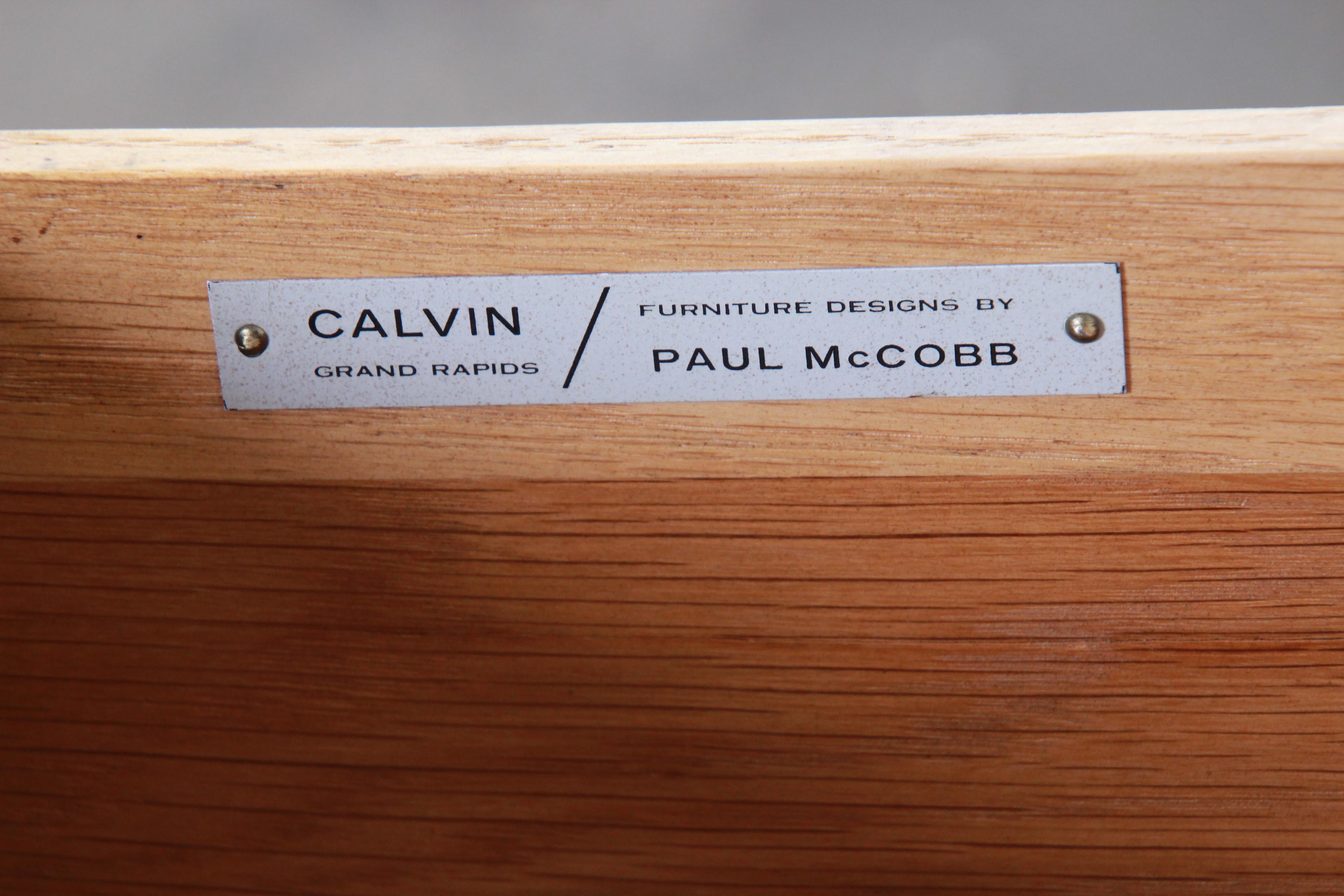 Crédence ou commode en noyer moderne du milieu du siècle dernier de Paul McCobb pour Calvin, revernie en vente 7
