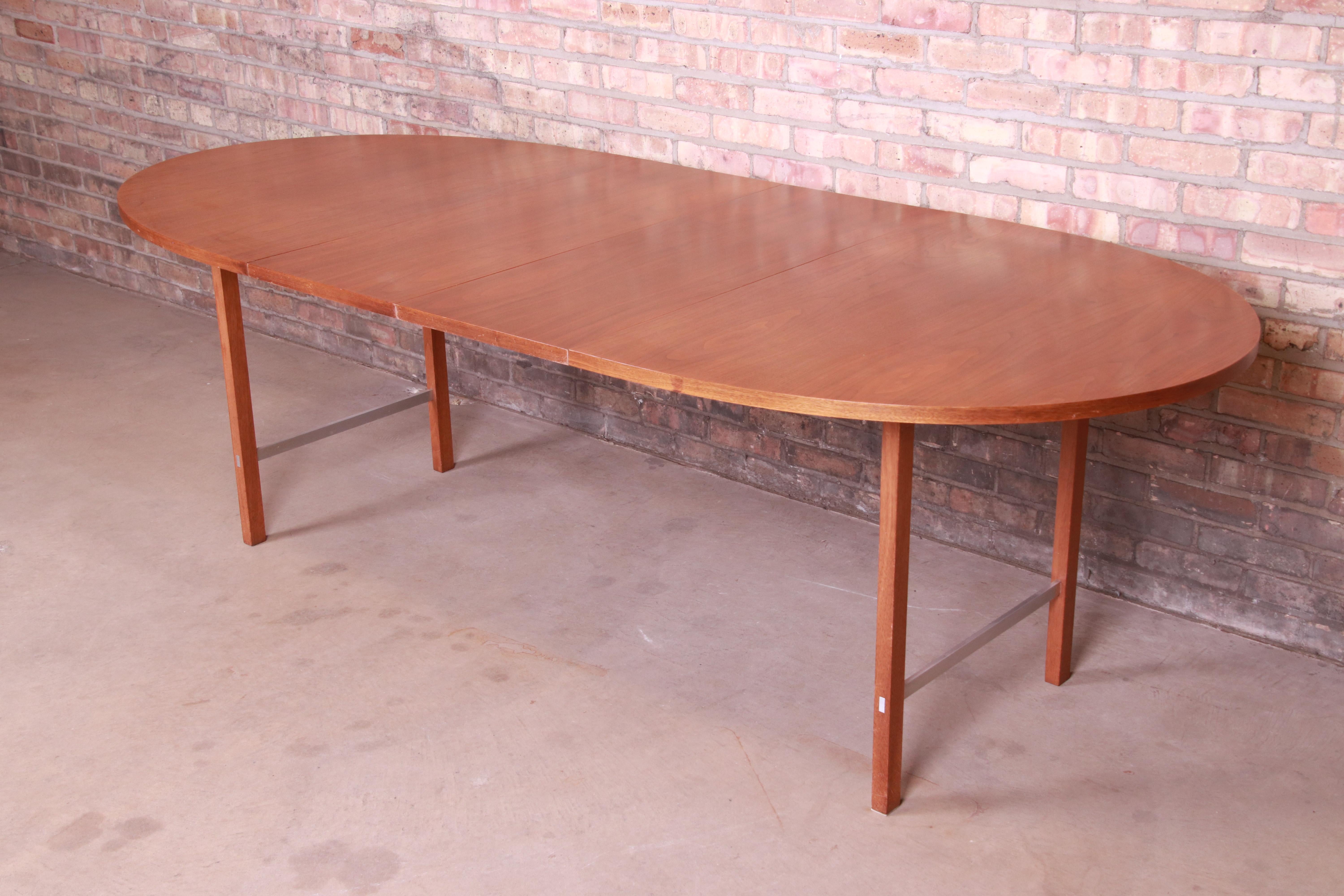 A gorgeous Mid-Century Modern extension dining table.

By Paul McCobb for Calvin Furniture 