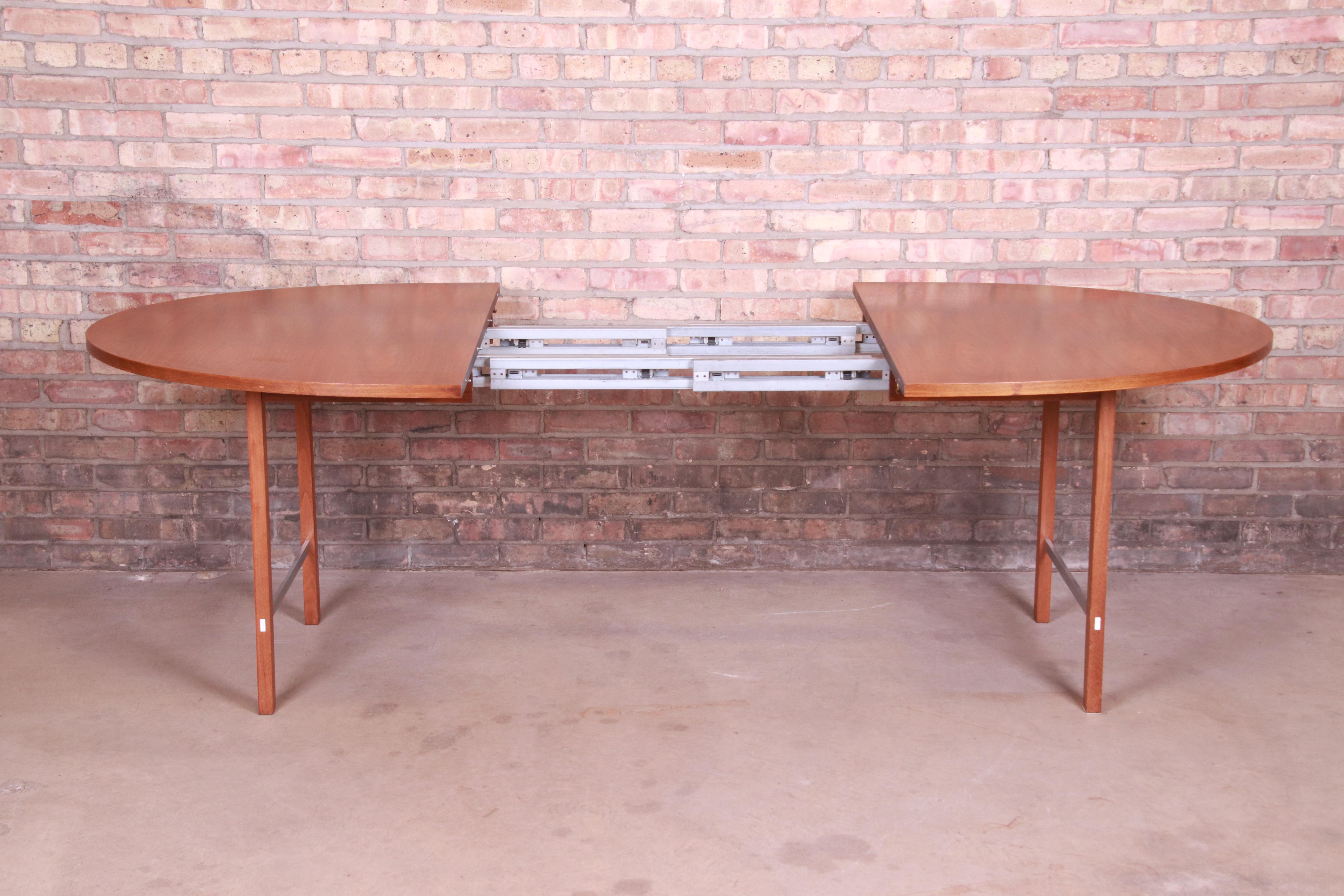 Paul McCobb for Calvin Mid-Century Modern Walnut Extension Dining Table, 1950s 2