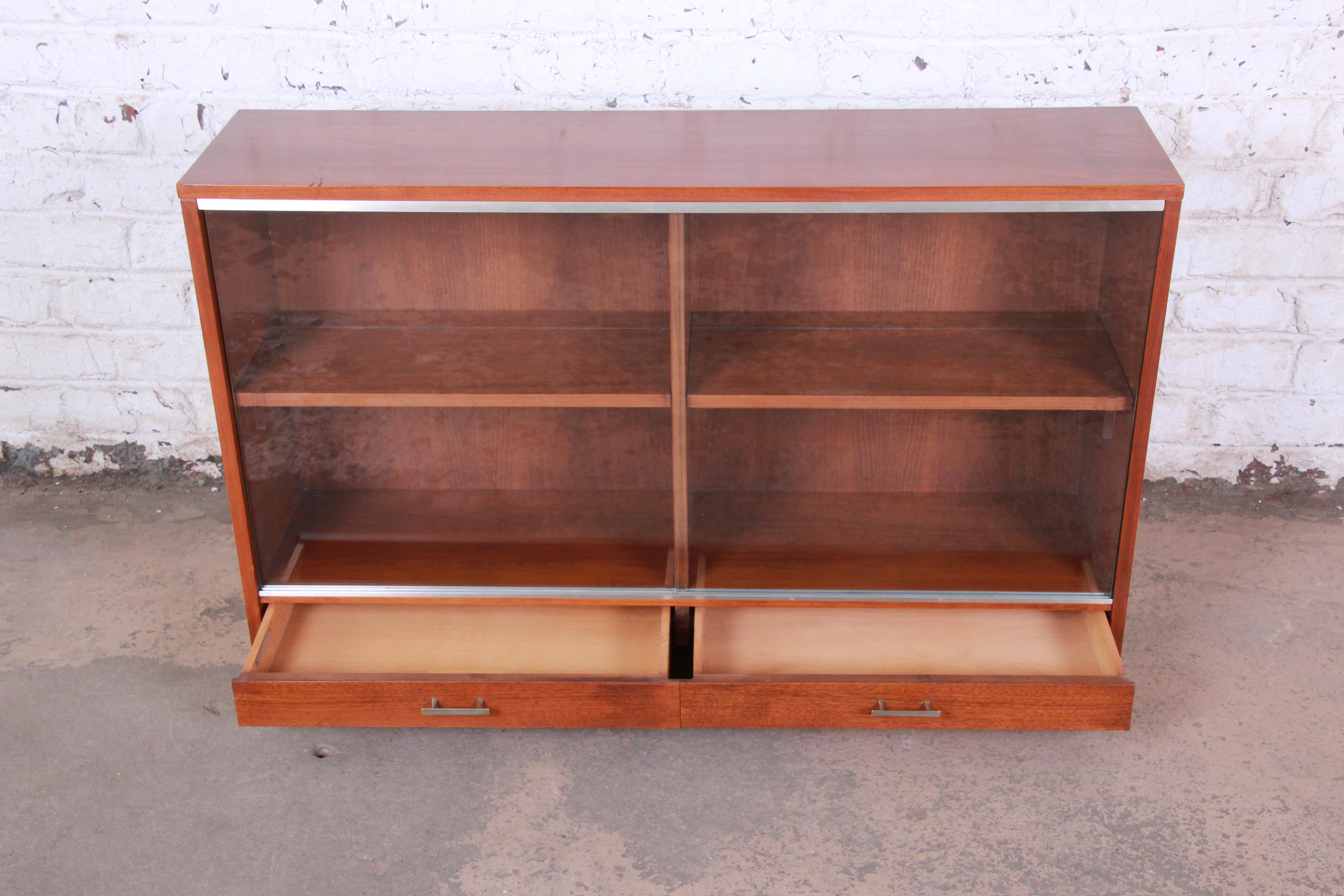 Paul McCobb for Calvin Mid-Century Modern Walnut Glass Front Bookcase In Good Condition In South Bend, IN