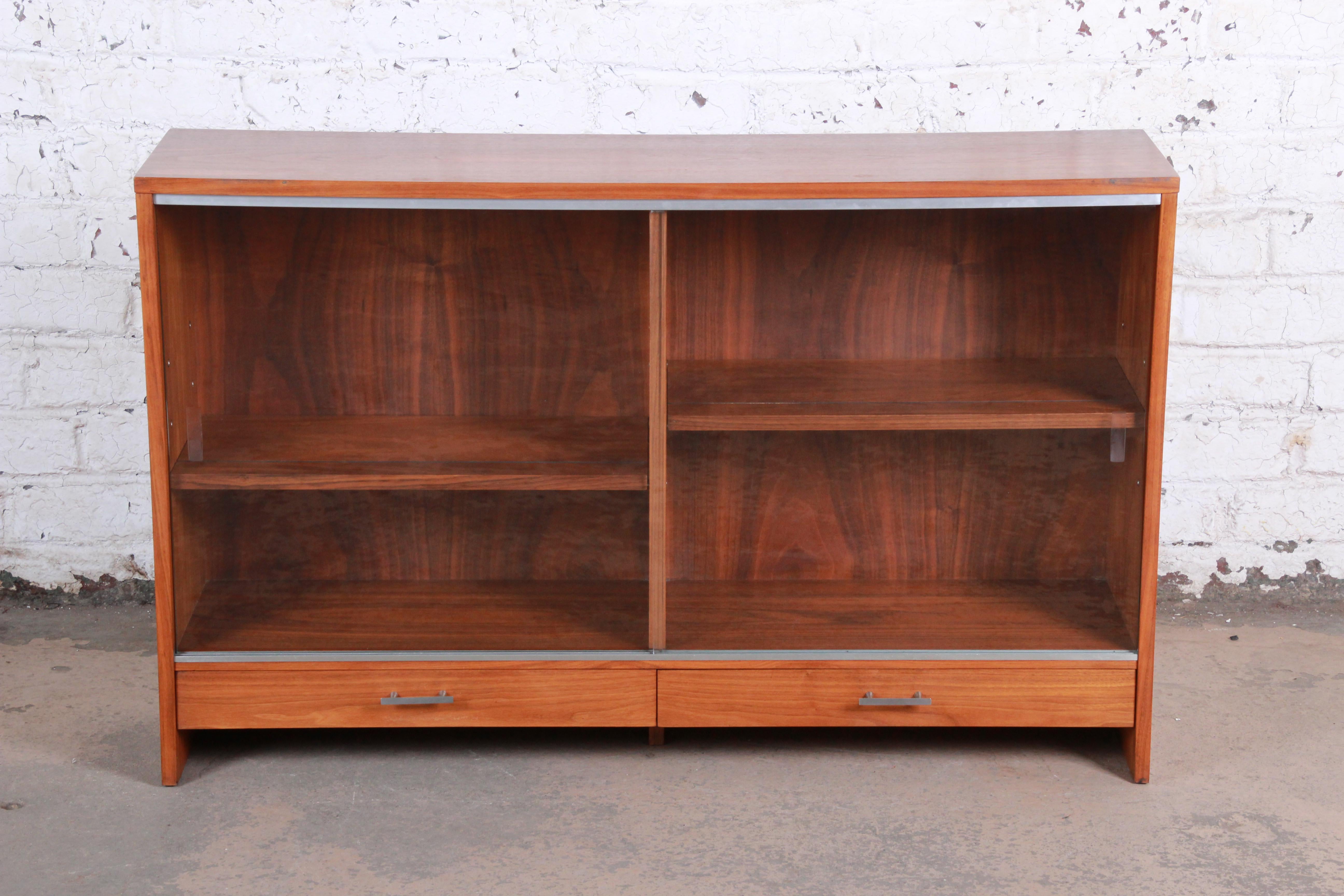 Paul McCobb for Calvin Mid-Century Modern Walnut Glass Front Bookcase In Good Condition In South Bend, IN