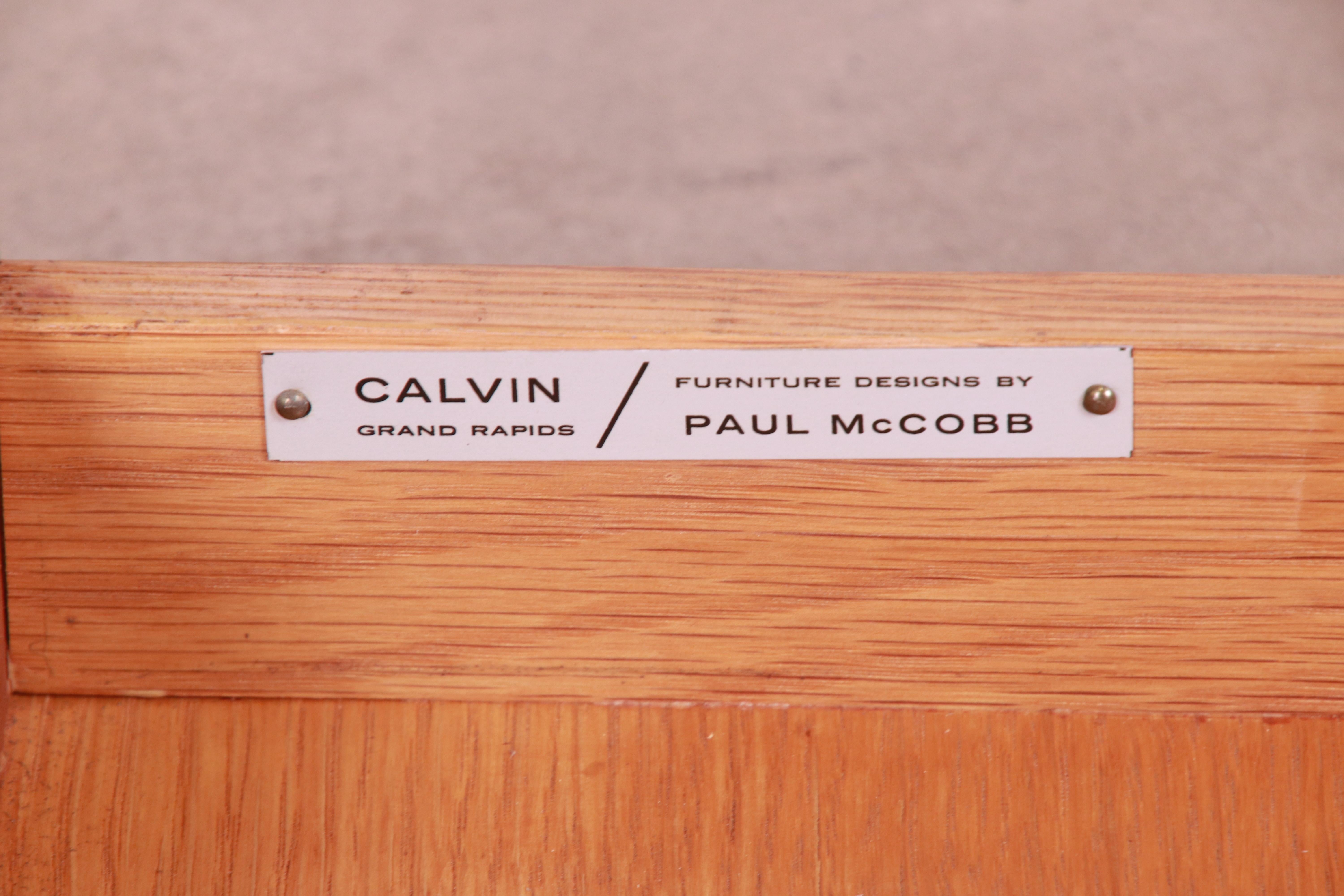 Moderner Nachttisch aus Nussbaumholz von Paul McCobb für Calvin aus der Mitte des Jahrhunderts, neu lackiert im Angebot 5