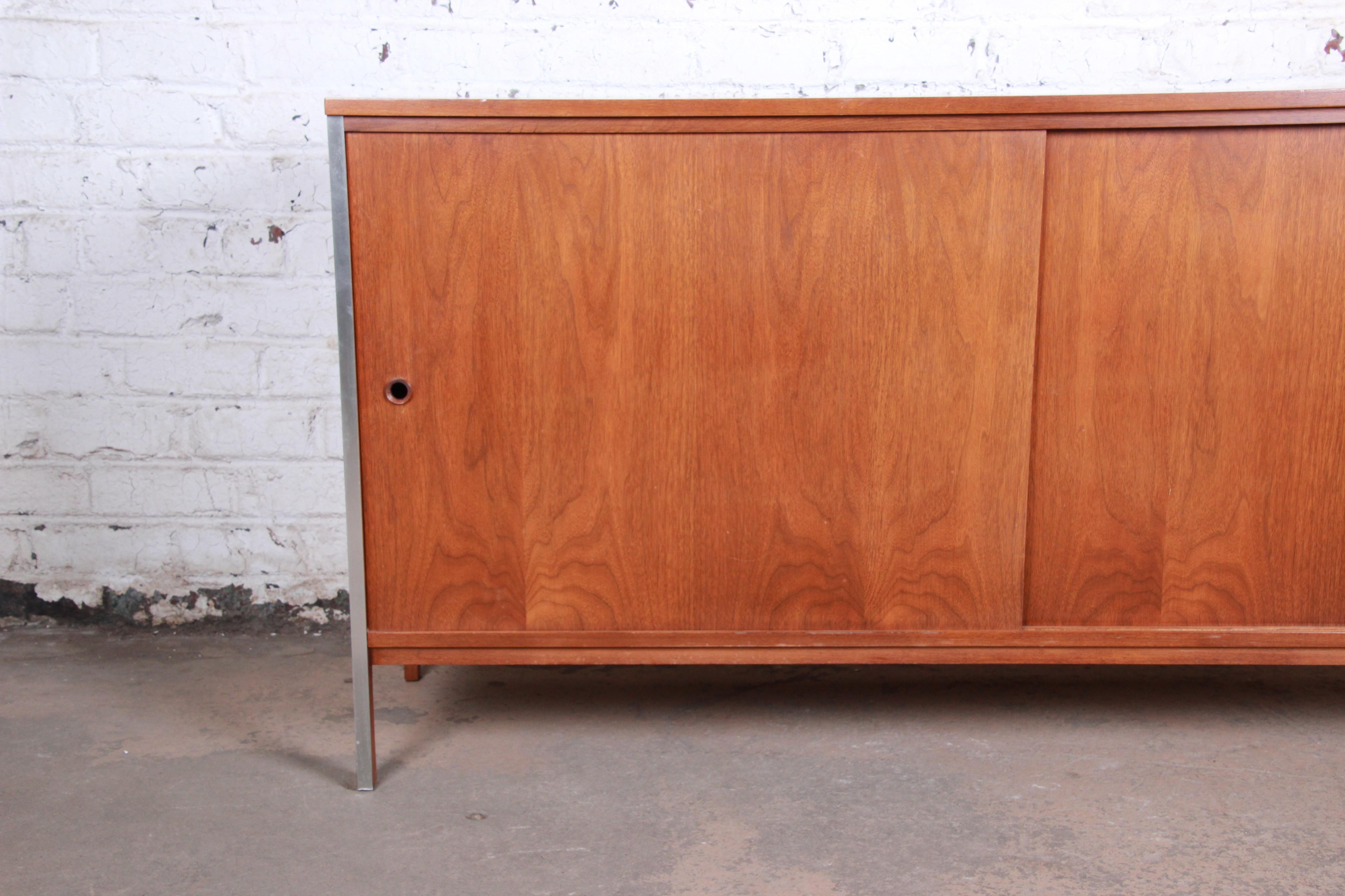 Paul McCobb for Calvin Mid-Century Modern Walnut Sideboard Credenza In Good Condition In South Bend, IN