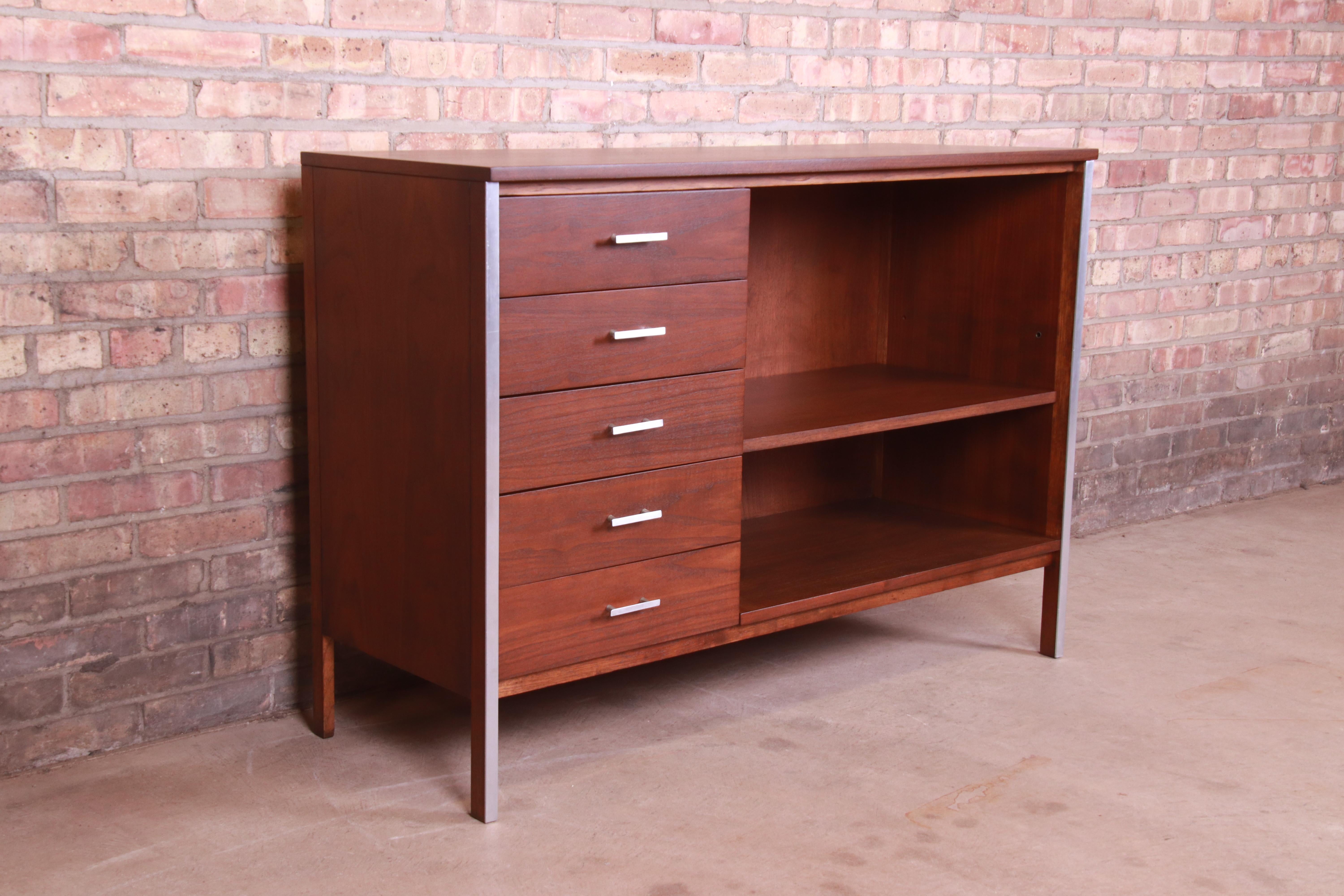Paul McCobb for Calvin Mid-Century Modern Walnut Sideboard Credenza, Refinished In Good Condition In South Bend, IN