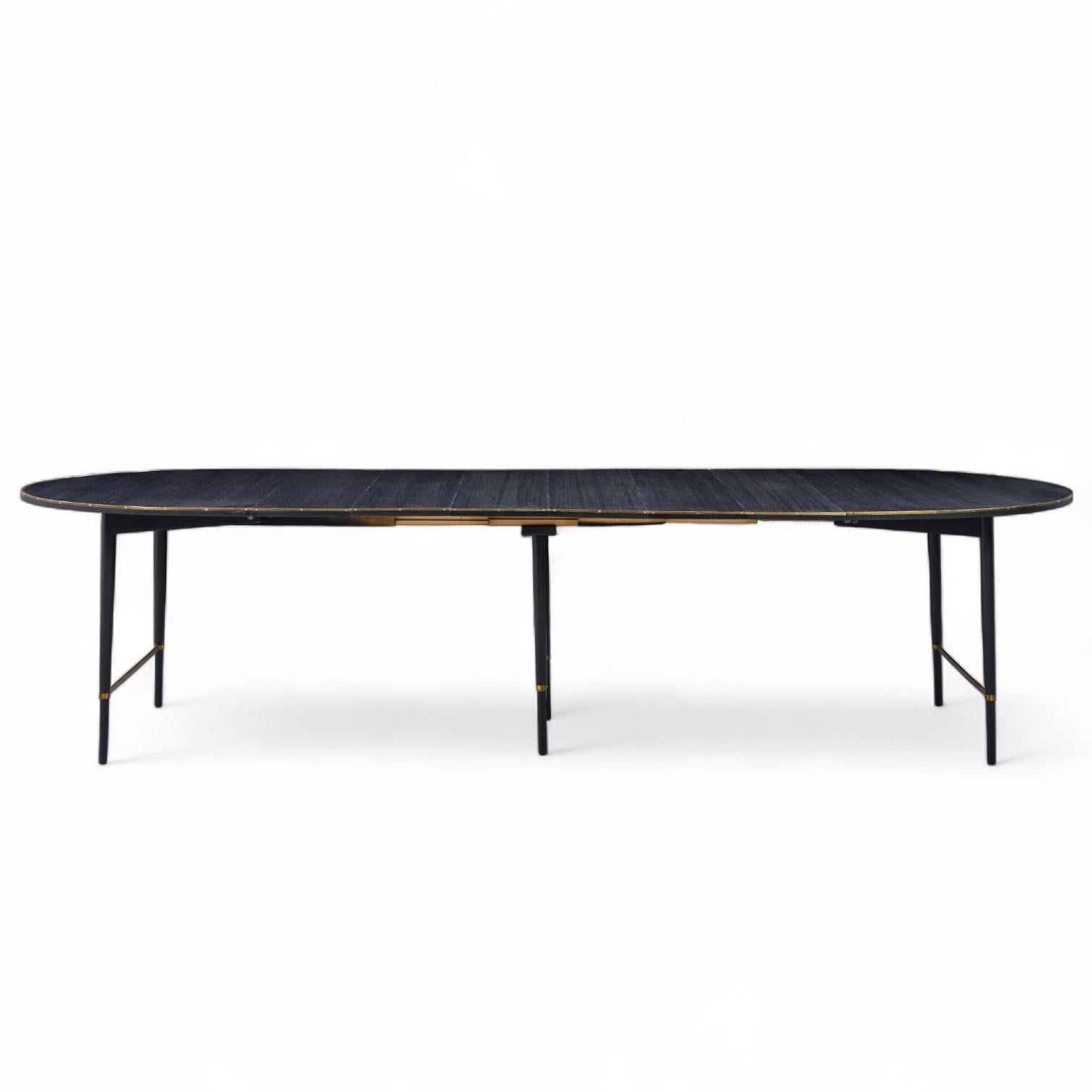 Paul McCobb for Calvin - Table de salle à manger du milieu du siècle en noyer et laiton, avec 6 feuilles.

Cette table mesure : 62,25 de largeur x 41,25 de profondeur x 29 de hauteur, avec un dégagement pour les chaises de 28 pouces, chaque