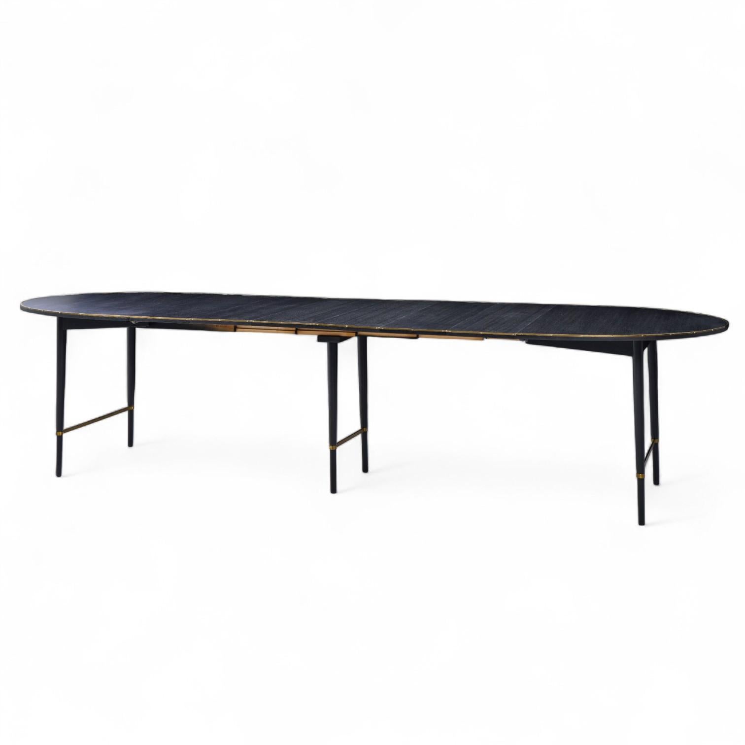 Mid-Century Modern Paul McCobb table de salle à manger mi-siècle en noyer et laiton avec 6 rallonges pour Calvin en vente