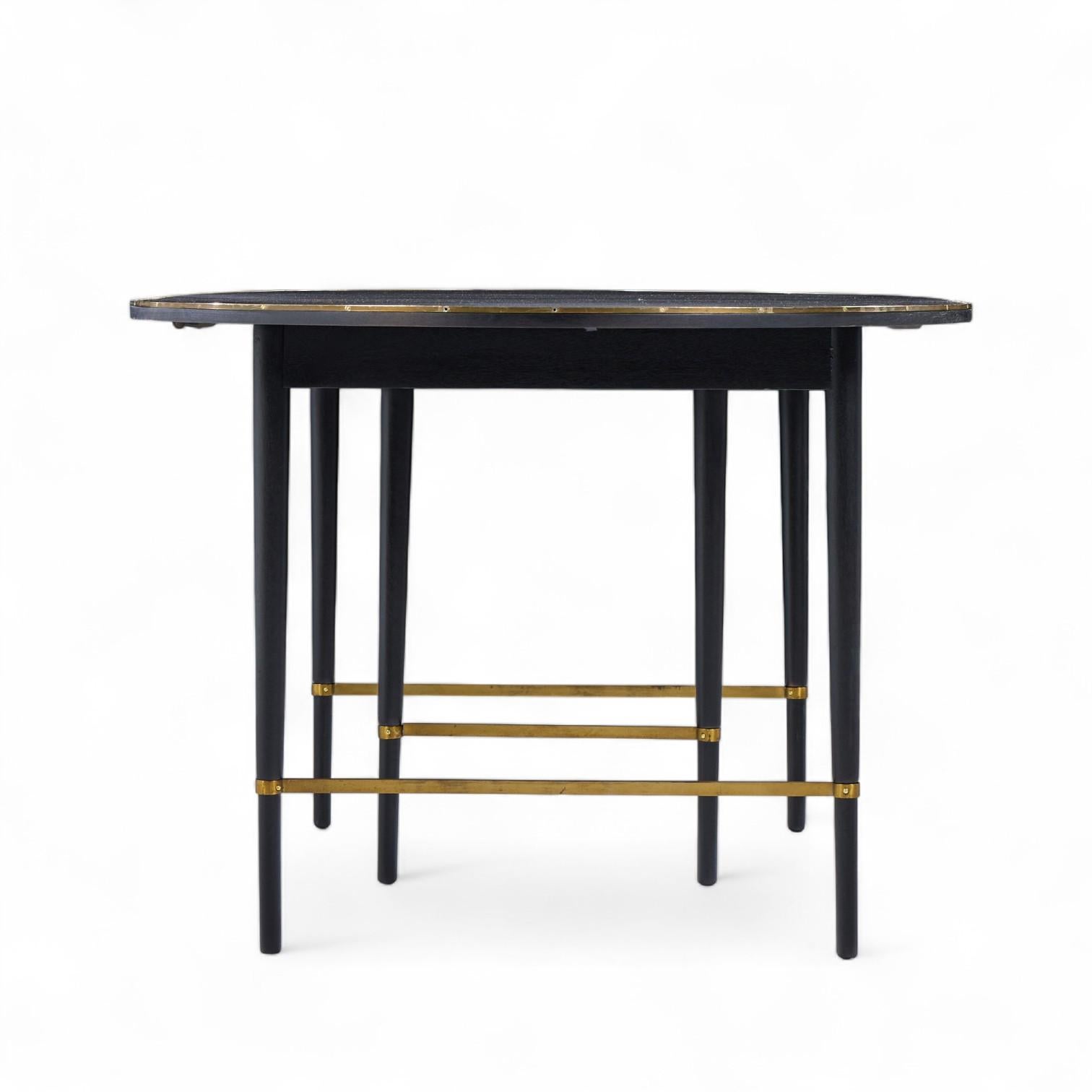 Américain Paul McCobb table de salle à manger mi-siècle en noyer et laiton avec 6 rallonges pour Calvin en vente