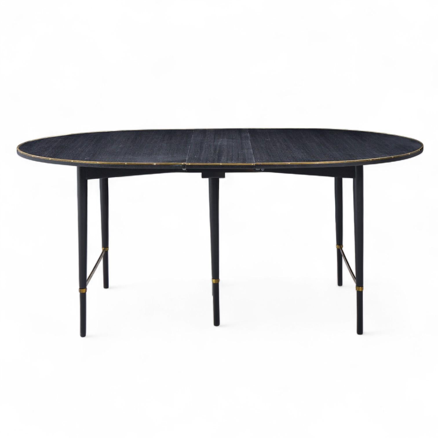 Laiton Paul McCobb table de salle à manger mi-siècle en noyer et laiton avec 6 rallonges pour Calvin en vente