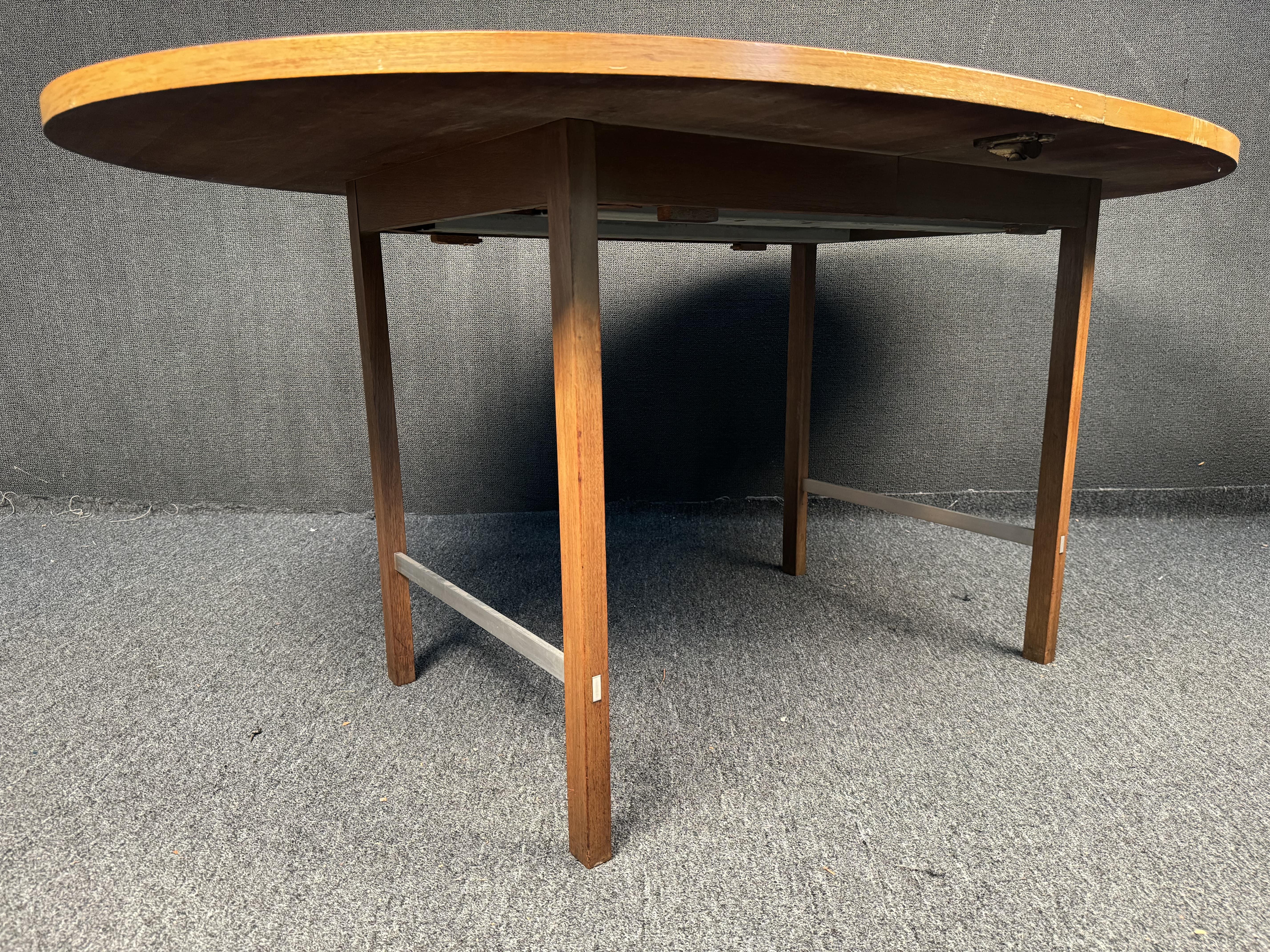 Mid-Century Modern Paul McCobb pour Calvin Table de salle à manger en noyer du milieu du siècle dernier en vente