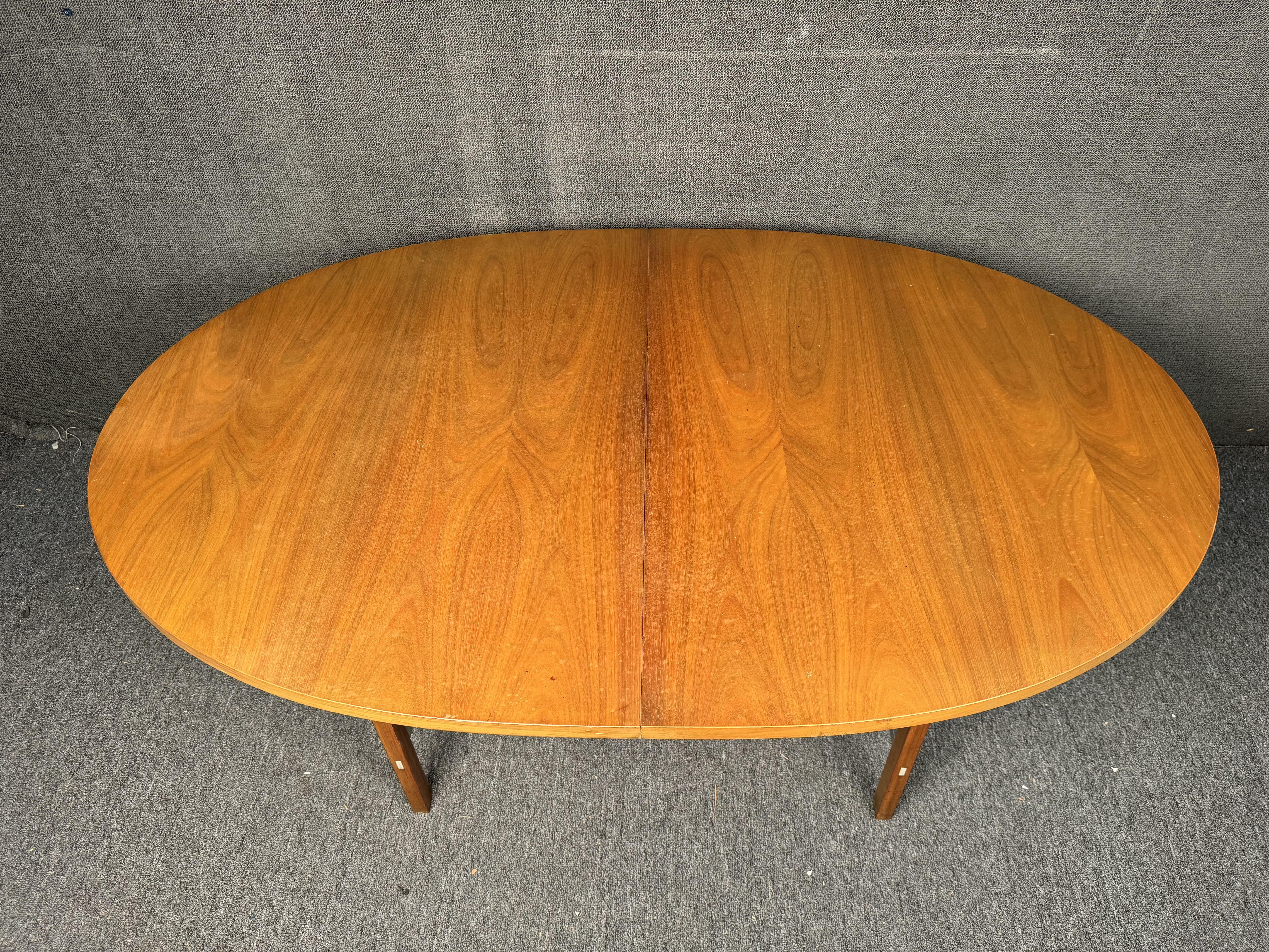 20ième siècle Paul McCobb pour Calvin Table de salle à manger en noyer du milieu du siècle dernier en vente