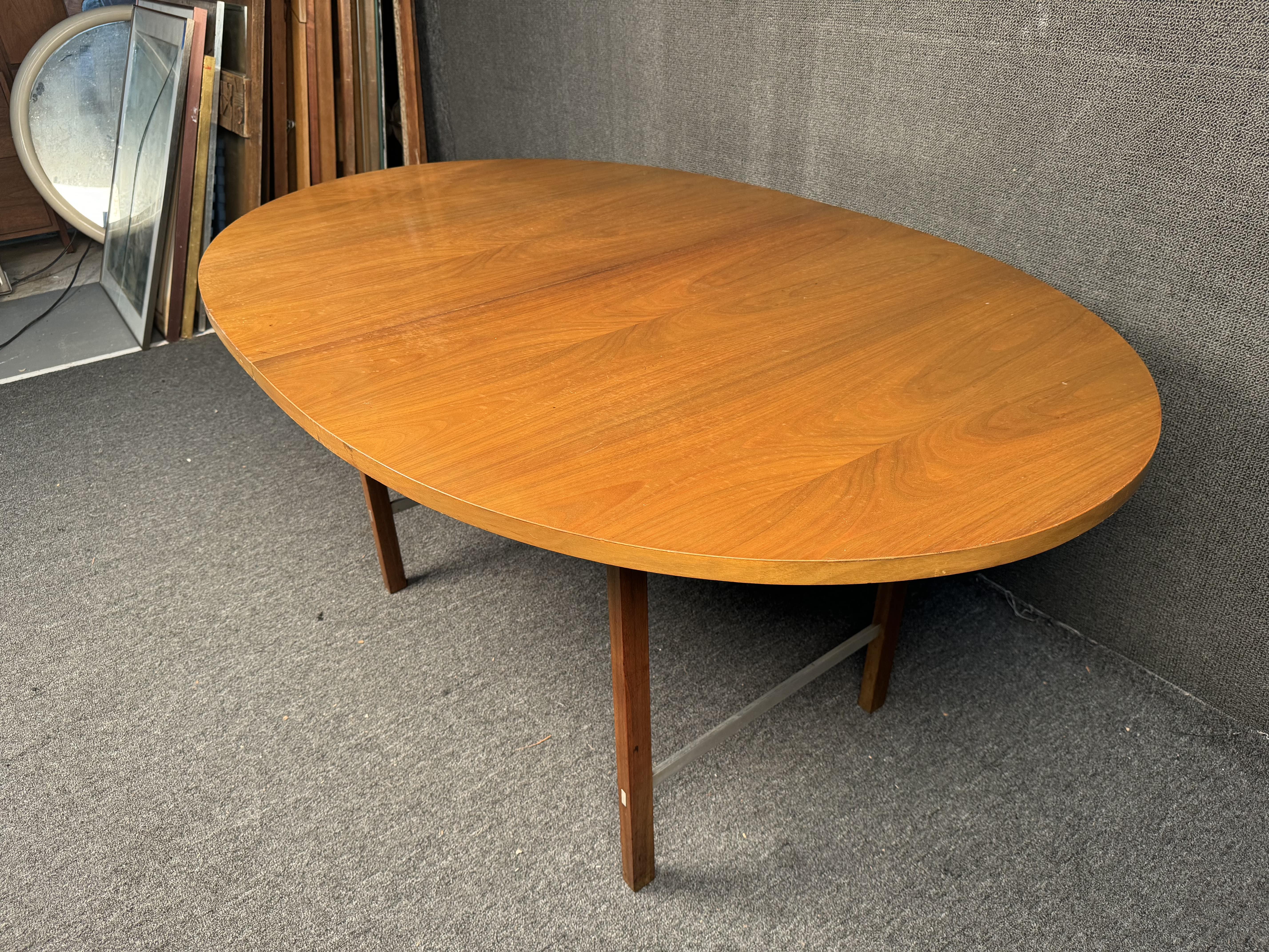 Bois Paul McCobb pour Calvin Table de salle à manger en noyer du milieu du siècle dernier en vente