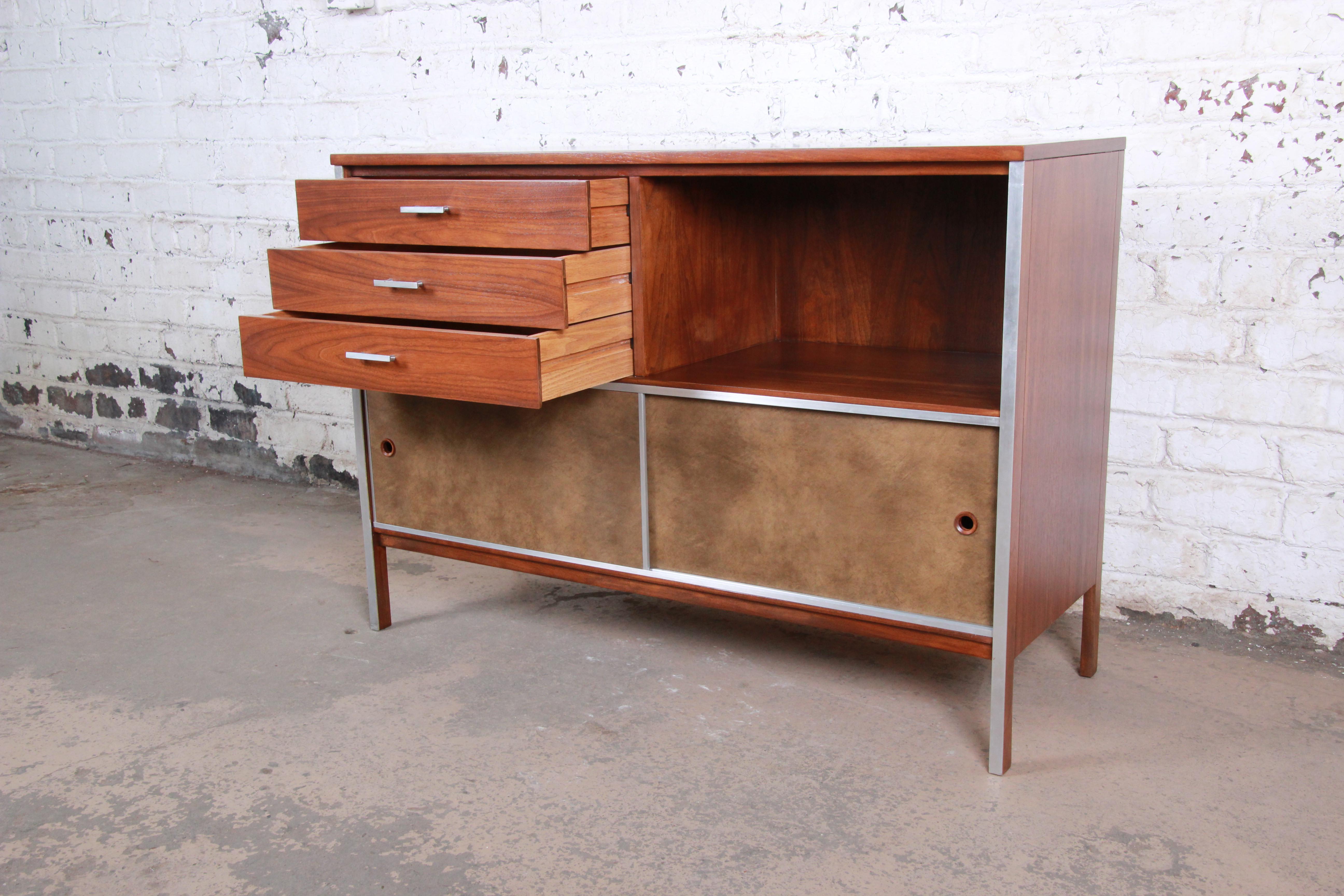 Paul McCobb for Calvin Midcentury Walnut Sliding Door Credenza, Refinished	 In Good Condition For Sale In South Bend, IN