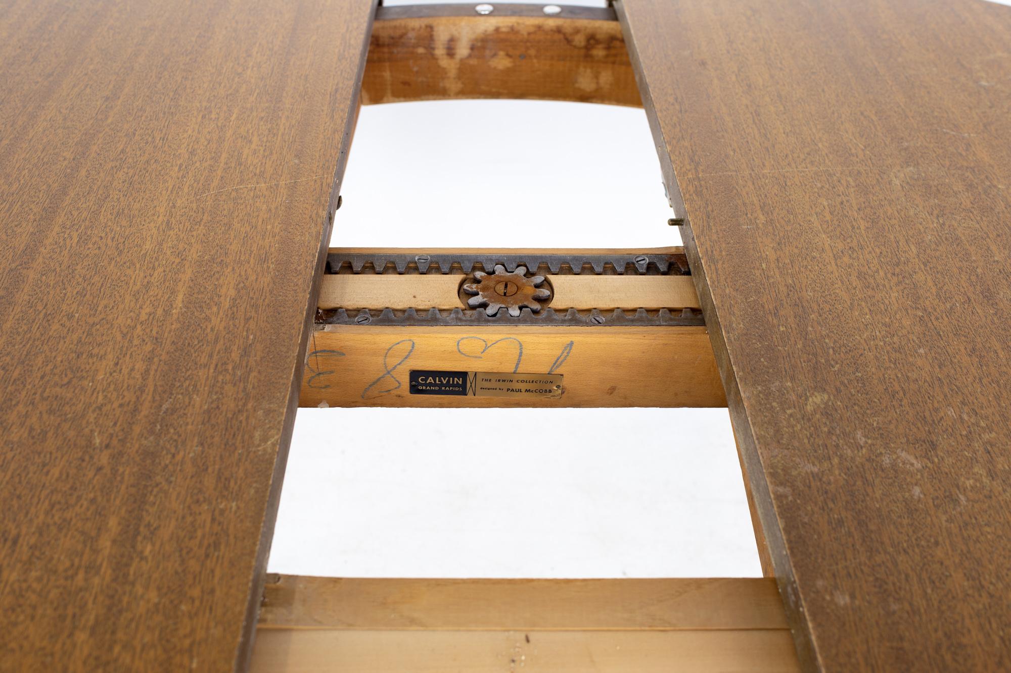 Late 20th Century Paul McCobb for Calvin Mid MCM Mahogany Brass Expanding Round Oval Dining Table