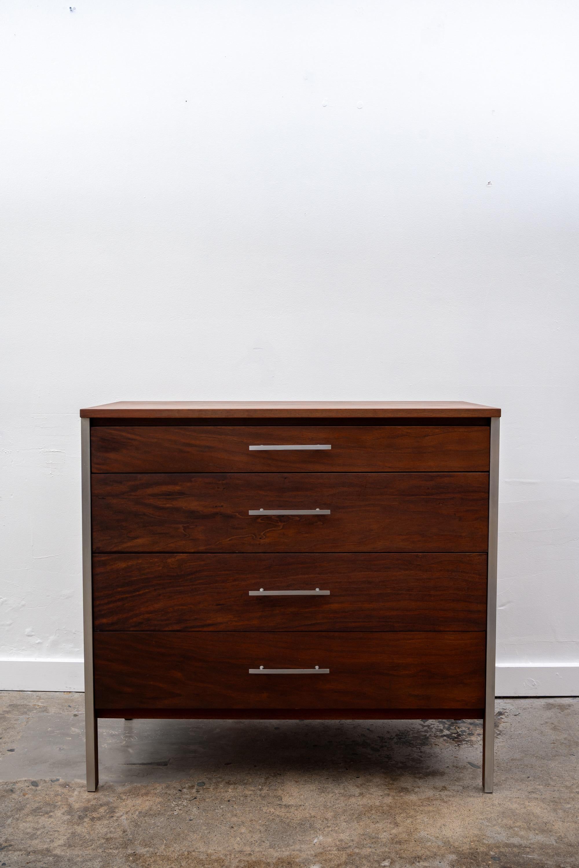 Paul McCobb per Calvin Comò modernista in noce in vendita 5