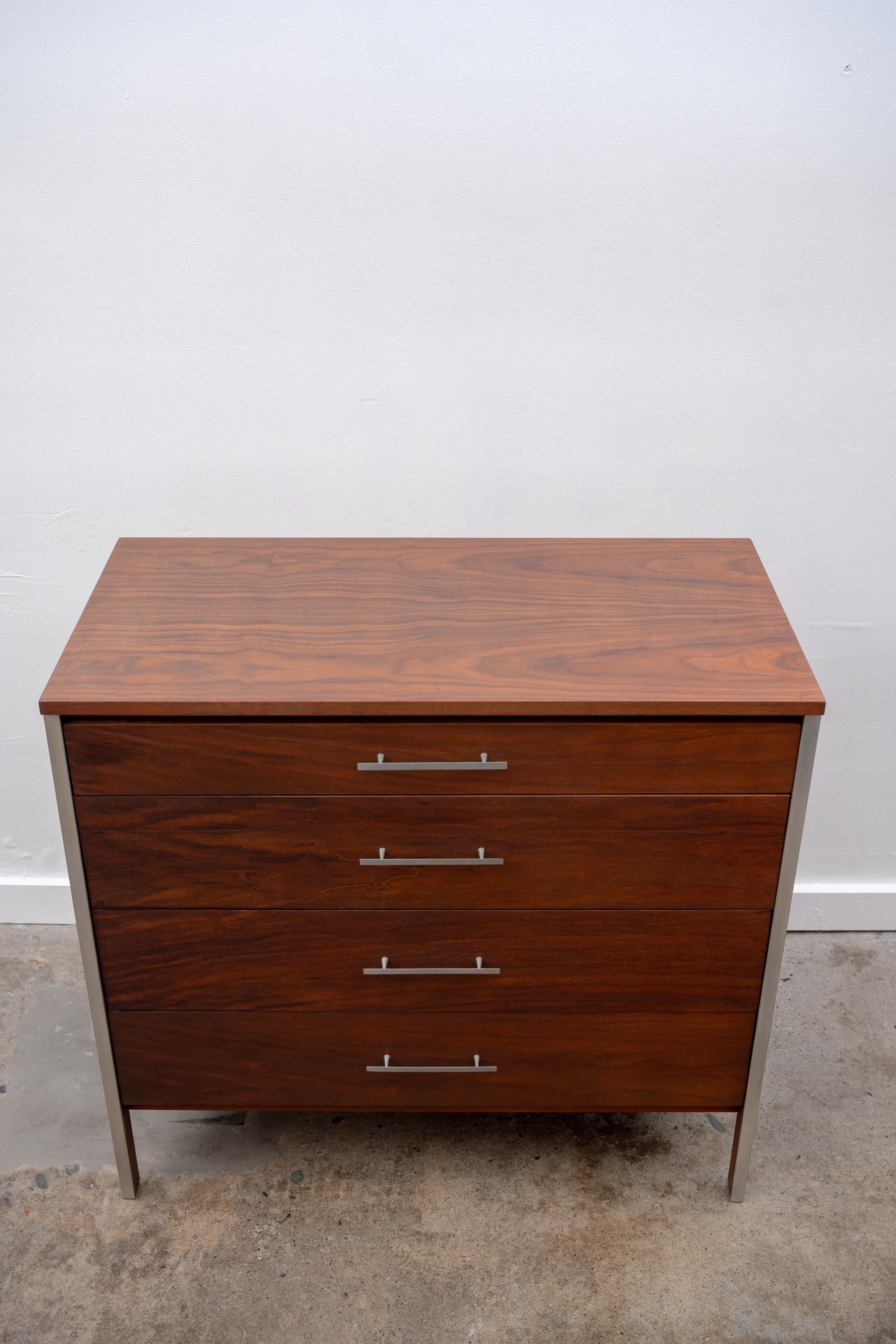 Paul McCobb per Calvin Comò modernista in noce in vendita 6