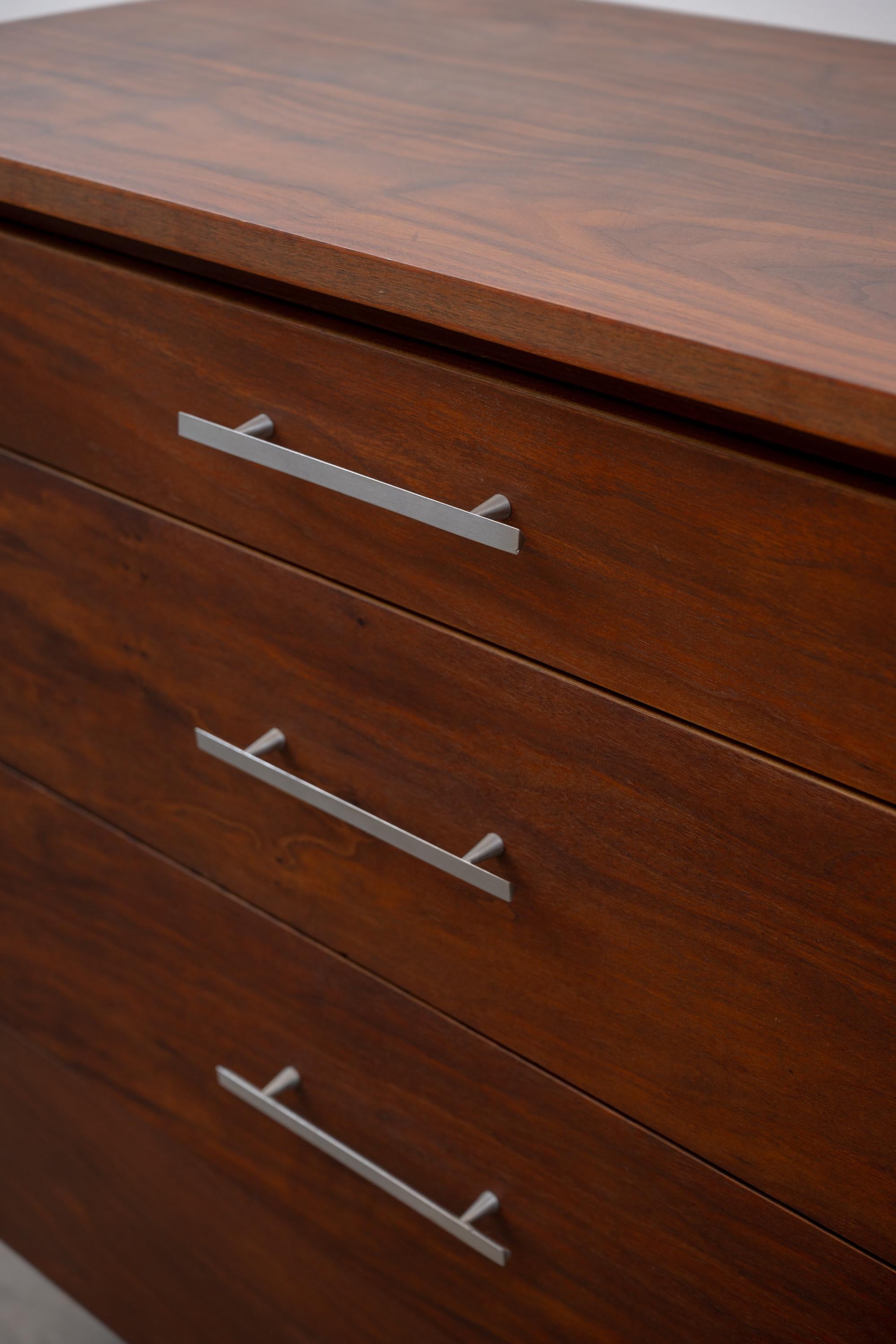 Paul McCobb per Calvin Comò modernista in noce In condizioni buone in vendita a Portland, OR