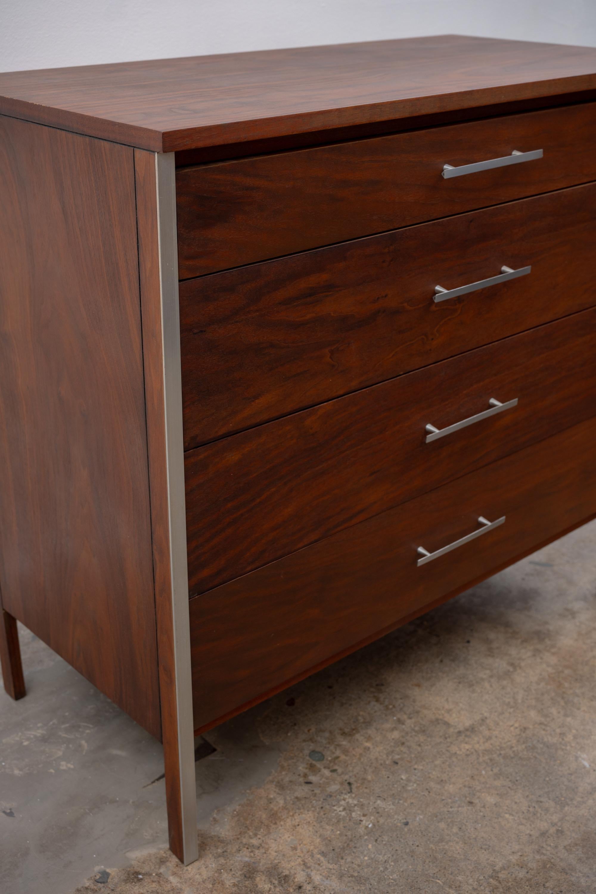 Acciaio Paul McCobb per Calvin Comò modernista in noce in vendita