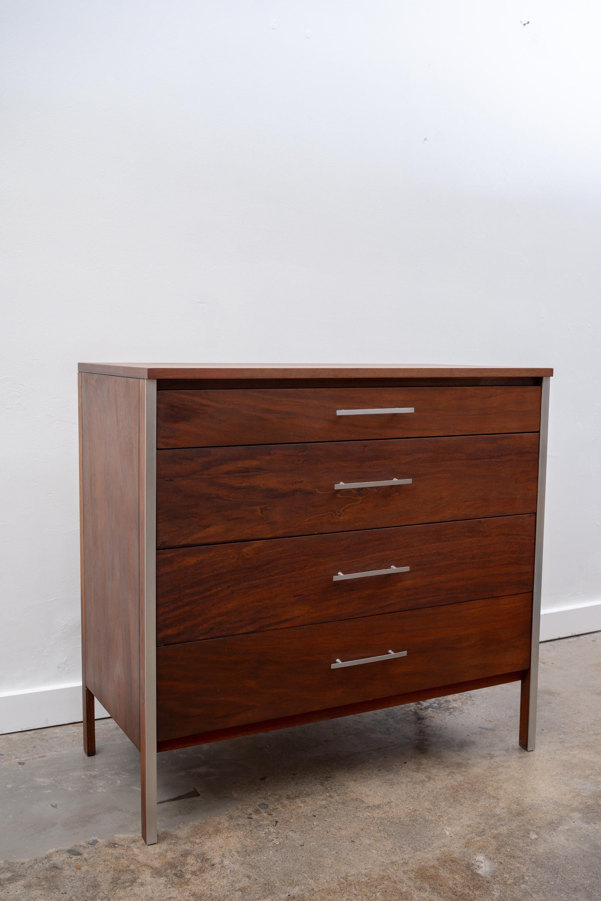 Paul McCobb per Calvin Comò modernista in noce in vendita 1