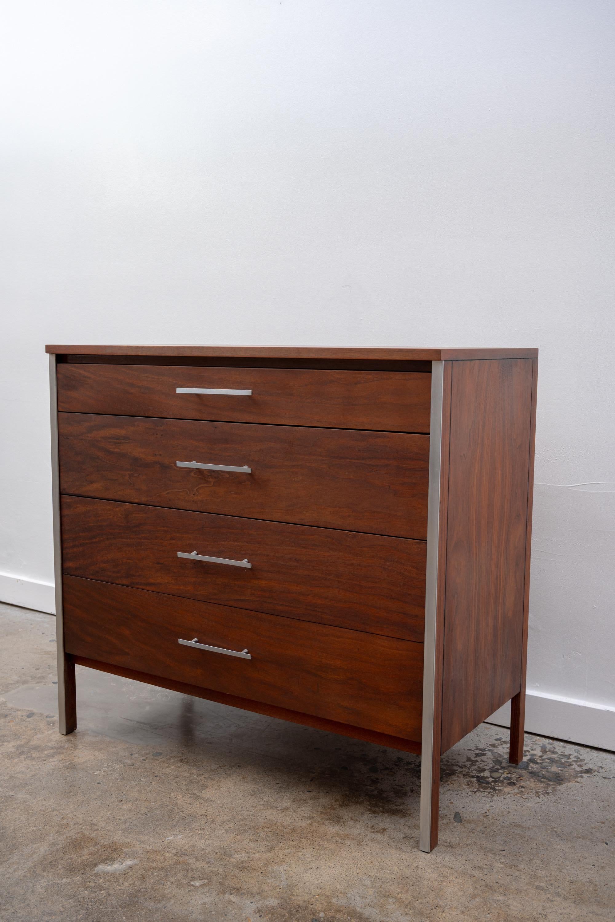 Paul McCobb per Calvin Comò modernista in noce in vendita 2