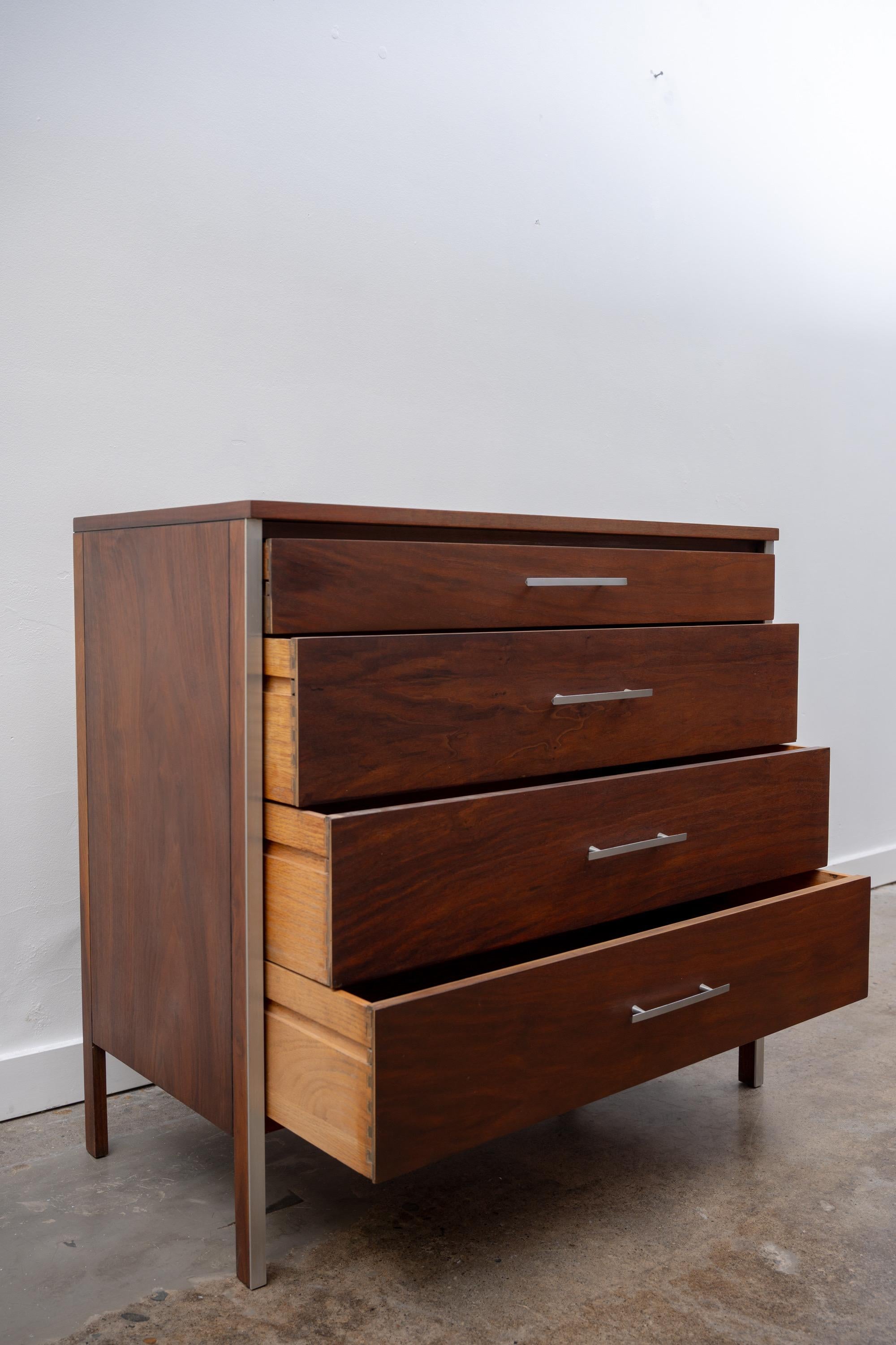 Paul McCobb per Calvin Comò modernista in noce in vendita 3