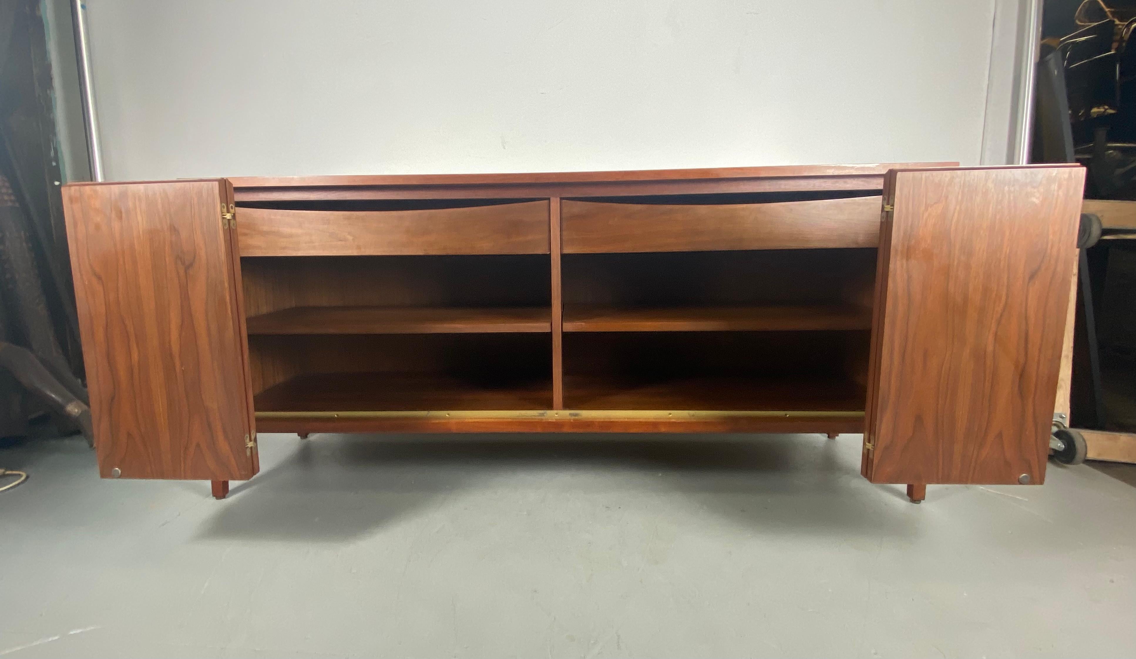 Paul McCobb for Calvin Sideboard, Server, Credenza with Dual Tri-Fold Doors In Good Condition In Buffalo, NY